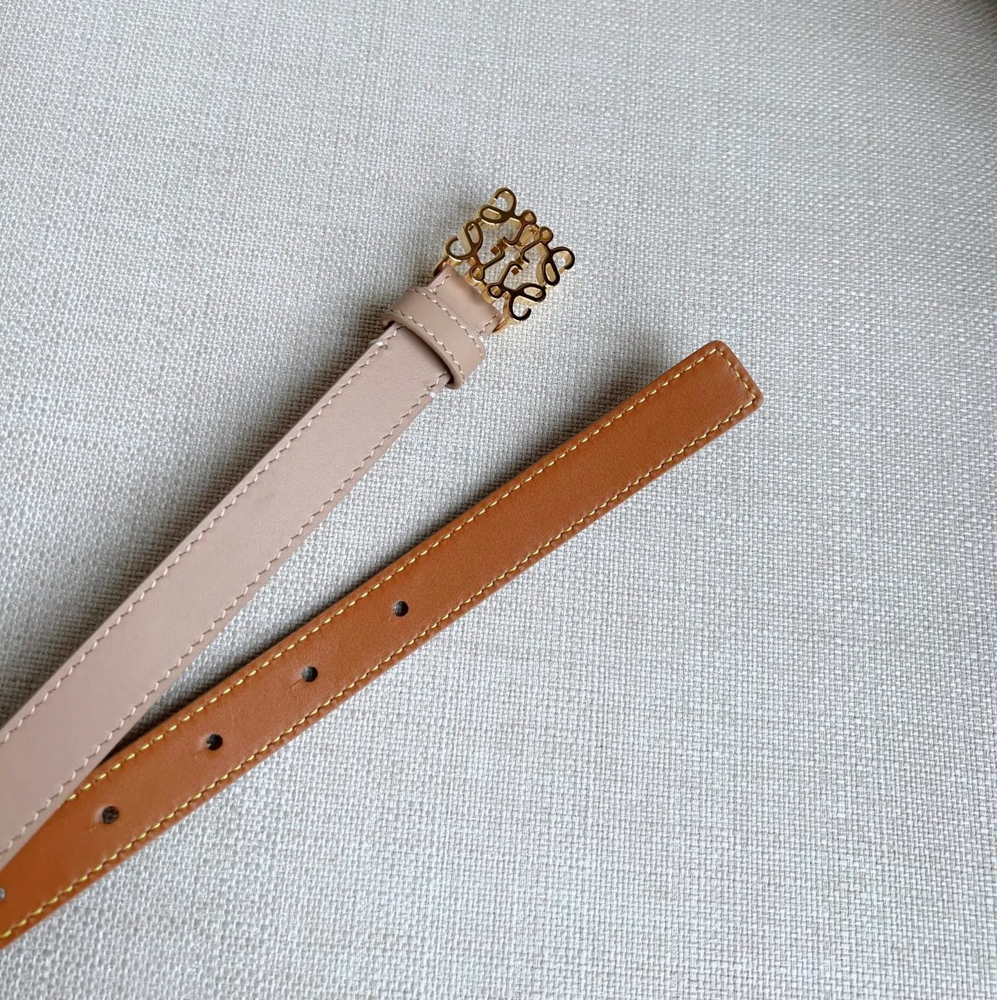 💰440💰Full package💰 💍Purchase level LOEWE⚡️The latest belt of the same model at the counter [Celebration][Celebration] Made of smooth cow leather narrow belt with Anagram padlock pin buckle⚡️Excellent craftsmanship Personalized shape Exquisite material⚡️Width: 2.0cm