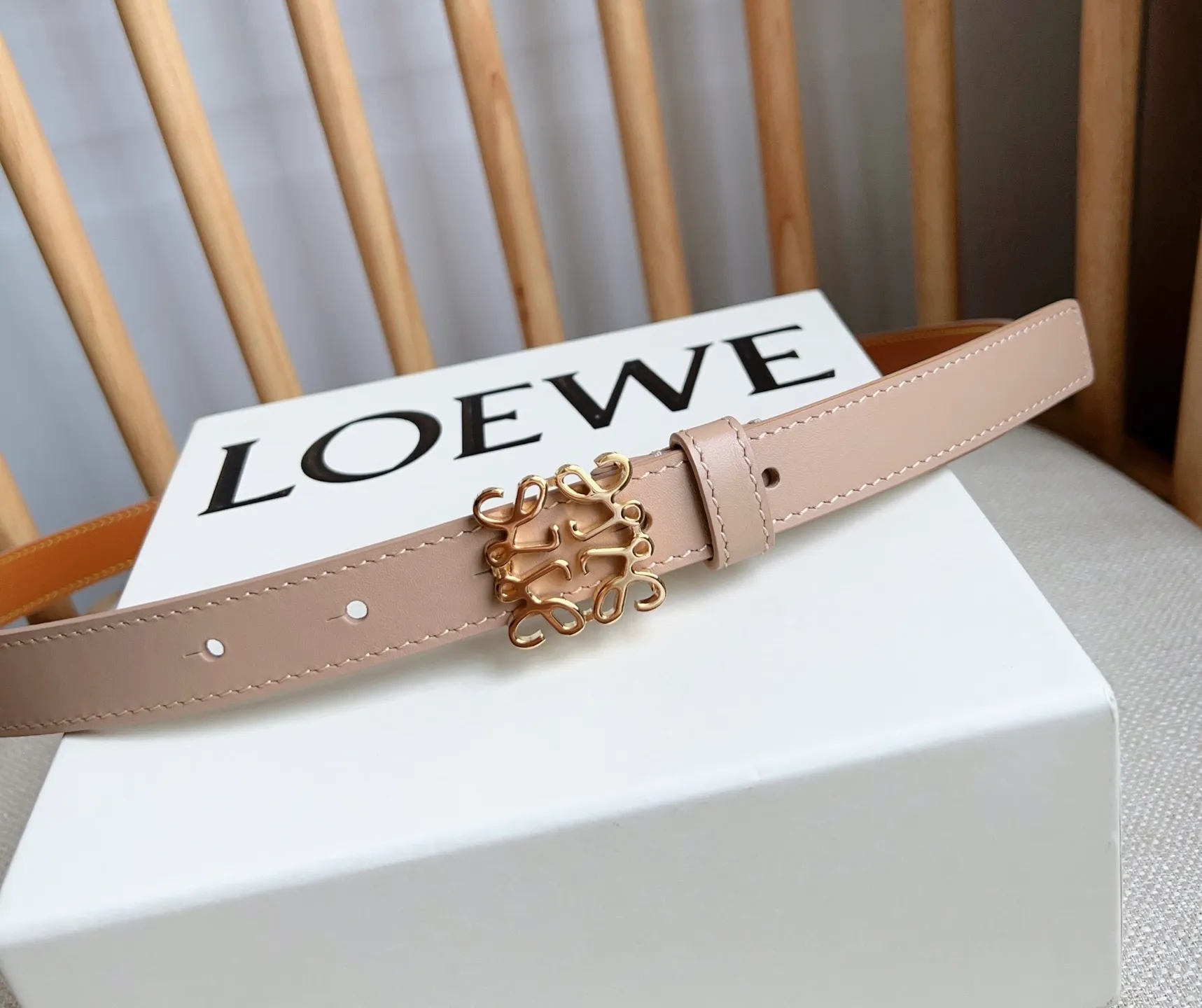 💰440💰Full package💰 💍Purchase level LOEWE⚡️The latest belt of the same model at the counter [Celebration][Celebration] Made of smooth cow leather narrow belt with Anagram padlock pin buckle⚡️Excellent craftsmanship Personalized shape Exquisite material⚡️Width: 2.0cm