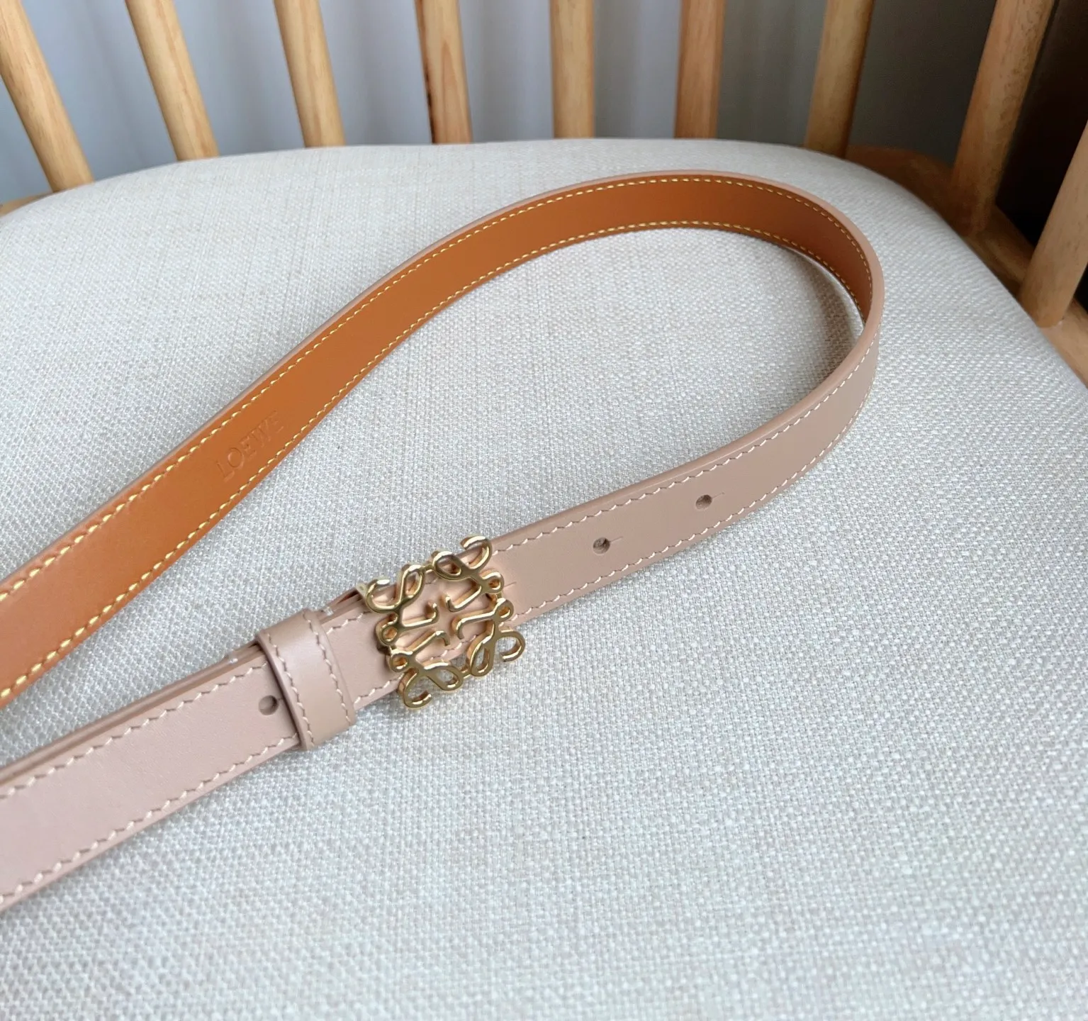 💰440💰Full package💰 💍Purchase level LOEWE⚡️The latest belt of the same model at the counter [Celebration][Celebration] Made of smooth cow leather narrow belt with Anagram padlock pin buckle⚡️Excellent craftsmanship Personalized shape Exquisite material⚡️Width: 2.0cm