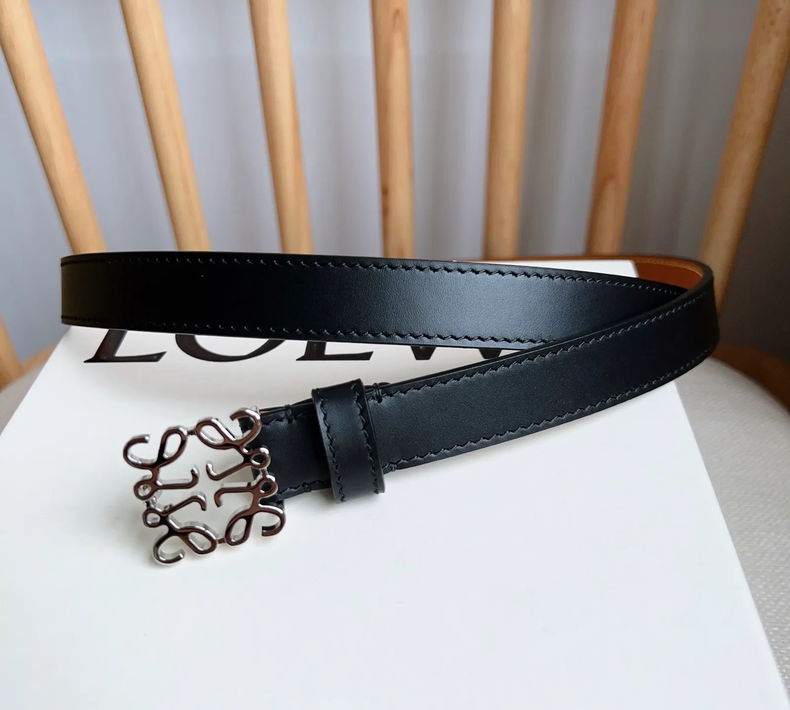 💰440💰Full package💰 💍Purchase level LOEWE⚡️The latest belt of the same model at the counter [Celebration][Celebration] Made of smooth cow leather narrow belt with Anagram padlock pin buckle⚡️Excellent craftsmanship Personalized shape Exquisite material⚡️Width: 2.0cm