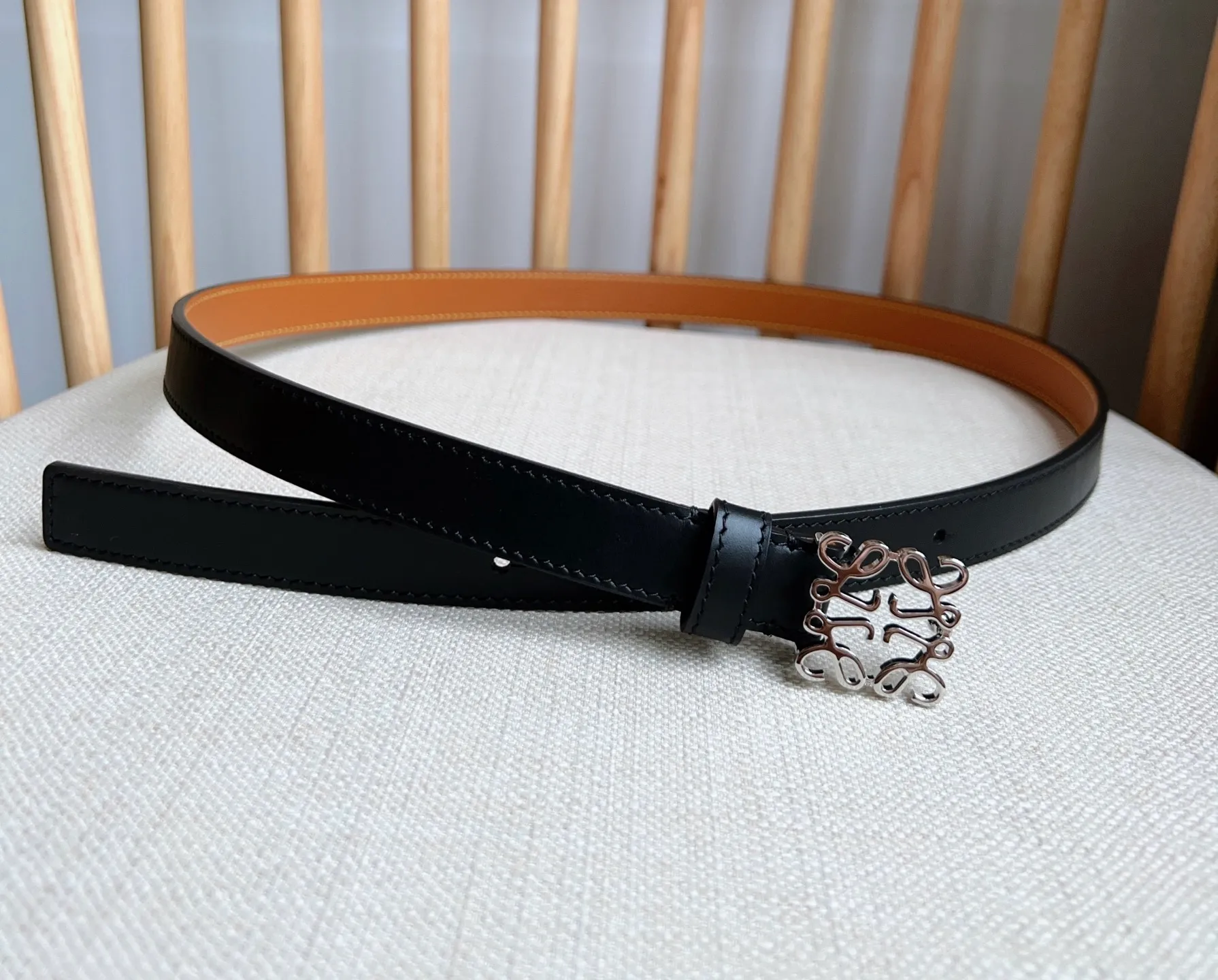 💰440💰Full package💰 💍Purchase level LOEWE⚡️The latest belt of the same model at the counter [Celebration][Celebration] Made of smooth cow leather narrow belt with Anagram padlock pin buckle⚡️Excellent craftsmanship Personalized shape Exquisite material⚡️Width: 2.0cm