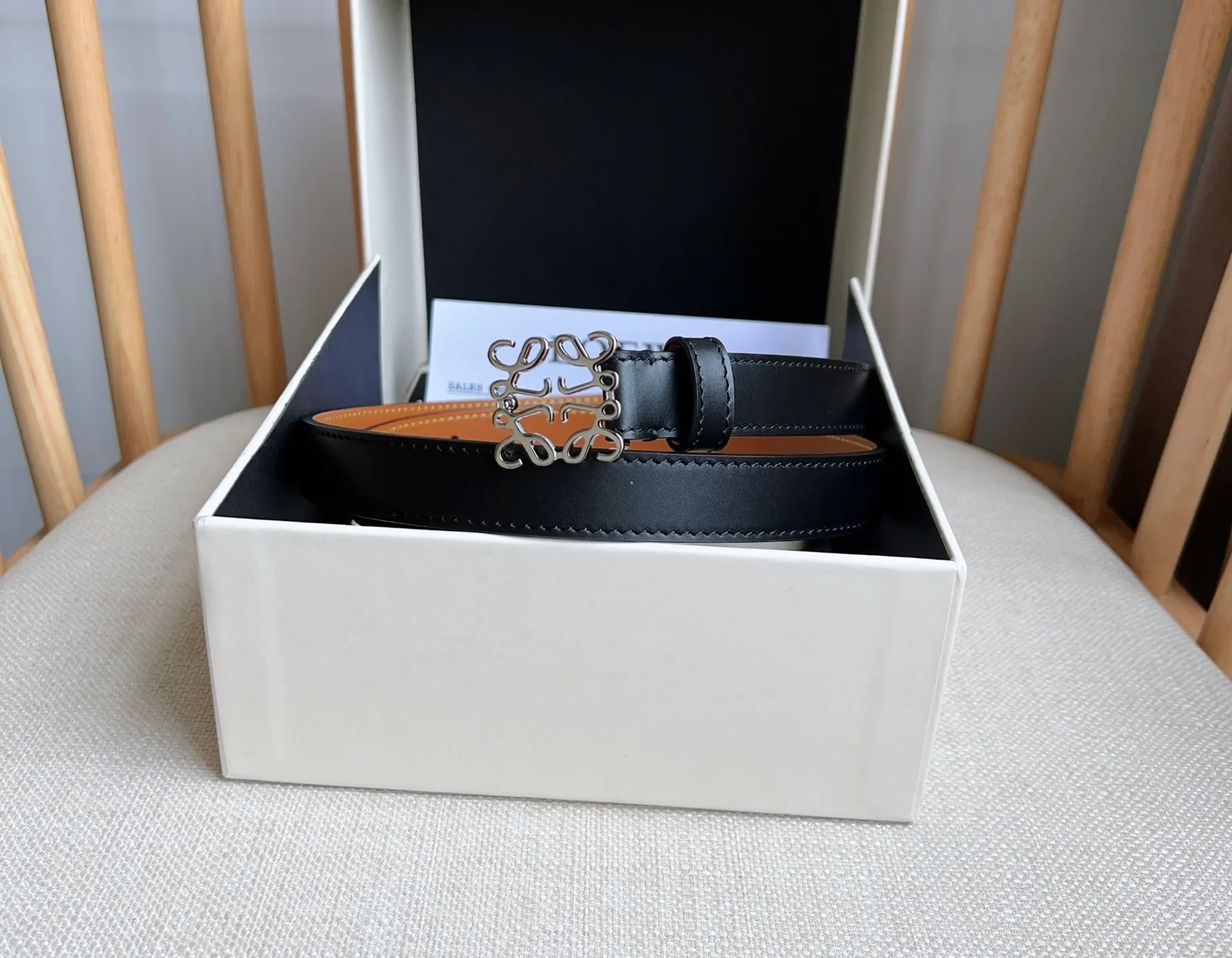 💰440💰Full package💰 💍Purchase level LOEWE⚡️The latest belt of the same model at the counter [Celebration][Celebration] Made of smooth cow leather narrow belt with Anagram padlock pin buckle⚡️Excellent craftsmanship Personalized shape Exquisite material⚡️Width: 2.0cm