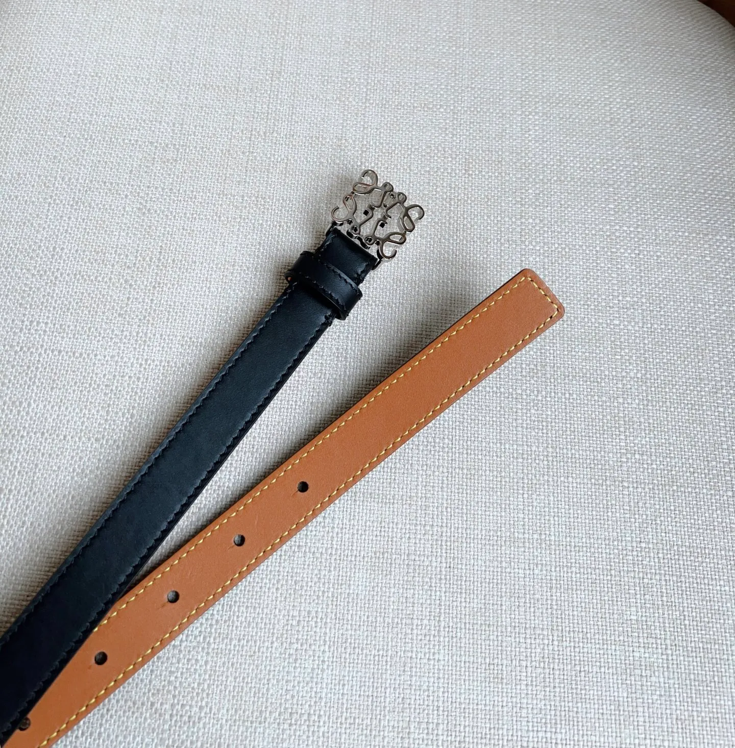 💰440💰Full package💰 💍Purchase level LOEWE⚡️The latest belt of the same model at the counter [Celebration][Celebration] Made of smooth cow leather narrow belt with Anagram padlock pin buckle⚡️Excellent craftsmanship Personalized shape Exquisite material⚡️Width: 2.0cm