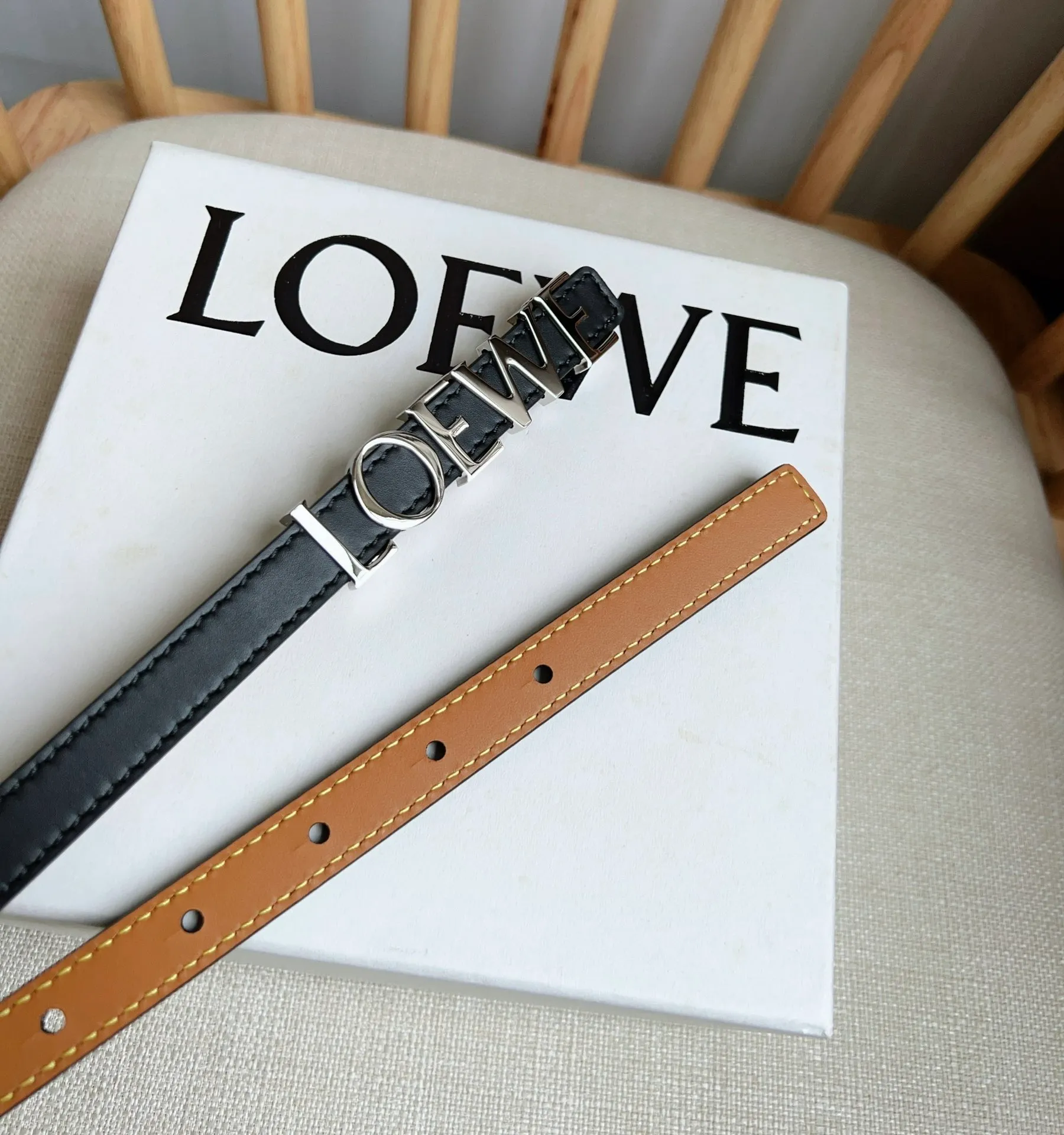 💰440💰Complete package💰 💍Purchasing-grade LOEWE counter latest belt of the same style [Celebration][Celebration] Made of smooth cow leather belt decorated with metal LOEWE belt buckle five-hole adjustment Excellent craftsmanship Personalized shape Exquisite material Width: 1.5cm