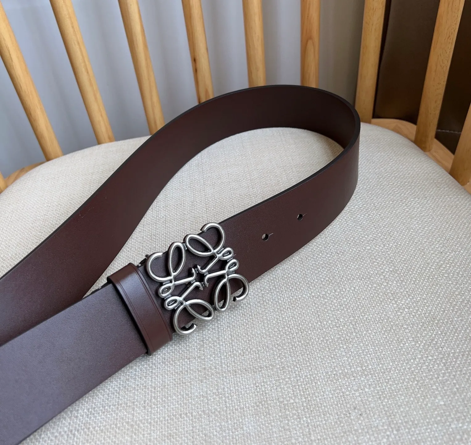 💰480💰Full package💰 💍Purchasing-grade LOEWE counter's latest belt of the same style [Celebration][Celebration] Made of smooth cow leather belt, equipped with LOEWE Anagram pin buckle five-hole adjustment, excellent craftsmanship, personalized shape, exquisite material, width: 4.0cm