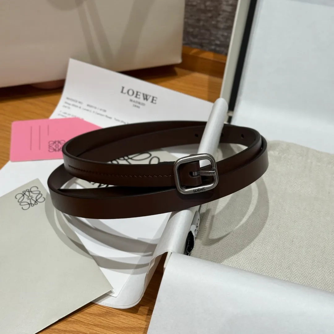 💰440💰Full package💰 💍Purchase level LOEWE⚡️🌹Classic cow leather soft belt Vegetable-tanned classic cow leather soft belt, equipped with LOEWE engraved buckle, the leather has been treated. It will age naturally and show its luster over time. Five-hole adjustment. Width 1.5cm