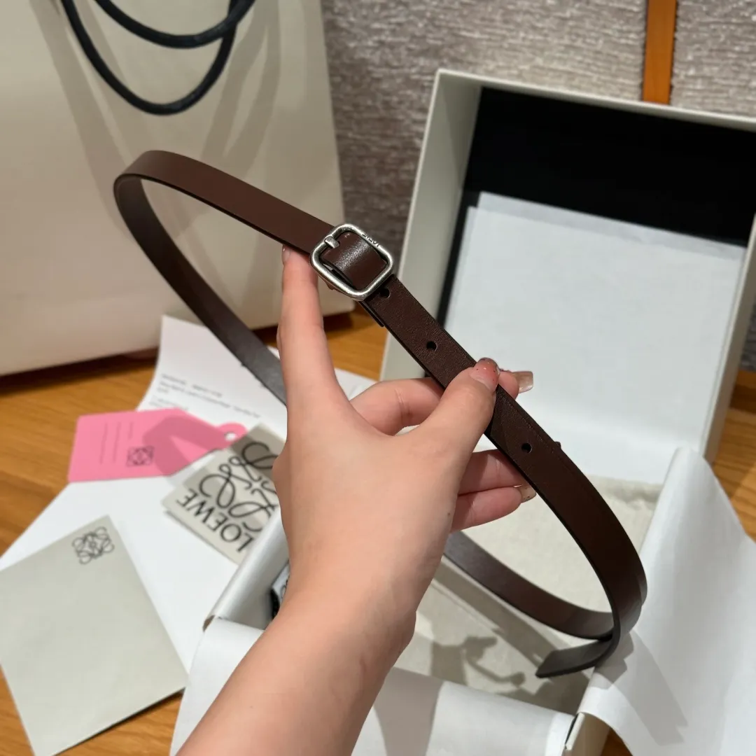 💰440💰Full package💰 💍Purchase level LOEWE⚡️🌹Classic cow leather soft belt Vegetable-tanned classic cow leather soft belt, equipped with LOEWE engraved buckle, the leather has been treated. It will age naturally and show its luster over time. Five-hole adjustment. Width 1.5cm