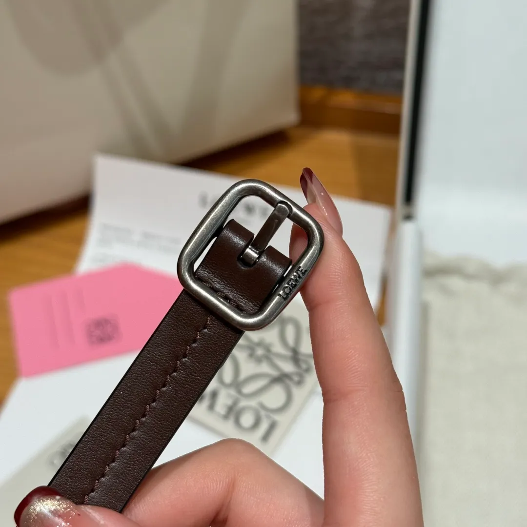 💰440💰Full package💰 💍Purchase level LOEWE⚡️🌹Classic cow leather soft belt Vegetable-tanned classic cow leather soft belt, equipped with LOEWE engraved buckle, the leather has been treated. It will age naturally and show its luster over time. Five-hole adjustment. Width 1.5cm