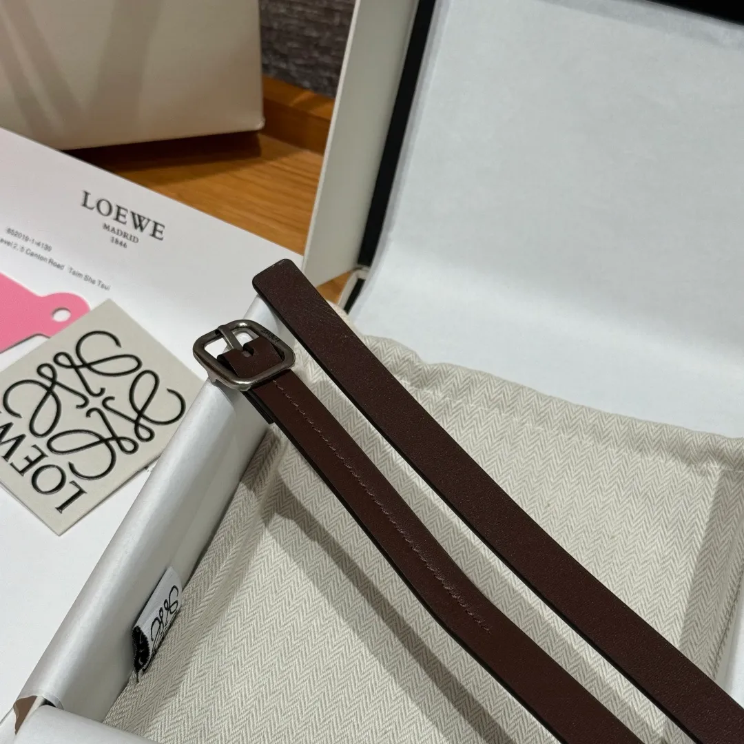 💰440💰Full package💰 💍Purchase level LOEWE⚡️🌹Classic cow leather soft belt Vegetable-tanned classic cow leather soft belt, equipped with LOEWE engraved buckle, the leather has been treated. It will age naturally and show its luster over time. Five-hole adjustment. Width 1.5cm