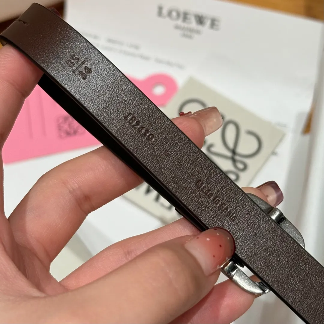 💰440💰Full package💰 💍Purchase level LOEWE⚡️🌹Classic cow leather soft belt Vegetable-tanned classic cow leather soft belt, equipped with LOEWE engraved buckle, the leather has been treated. It will age naturally and show its luster over time. Five-hole adjustment. Width 1.5cm