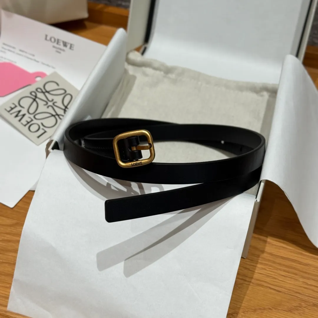 💰440💰Full package💰 💍Purchase level LOEWE⚡️🌹Classic cow leather soft belt Vegetable-tanned classic cow leather soft belt, equipped with LOEWE engraved buckle, the leather has been treated. It will age naturally and show its luster over time. Five-hole adjustment. Width 1.5cm