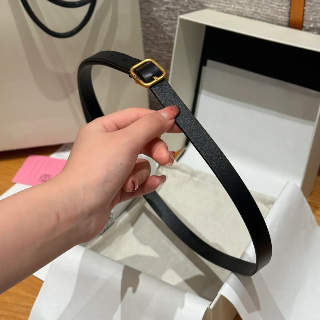 💰440💰Full package💰 💍Purchase level LOEWE⚡️🌹Classic cow leather soft belt Vegetable-tanned classic cow leather soft belt, equipped with LOEWE engraved buckle, the leather has been treated. It will age naturally and show its luster over time. Five-hole adjustment. Width 1.5cm