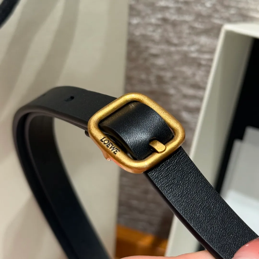 💰440💰Full package💰 💍Purchase level LOEWE⚡️🌹Classic cow leather soft belt Vegetable-tanned classic cow leather soft belt, equipped with LOEWE engraved buckle, the leather has been treated. It will age naturally and show its luster over time. Five-hole adjustment. Width 1.5cm