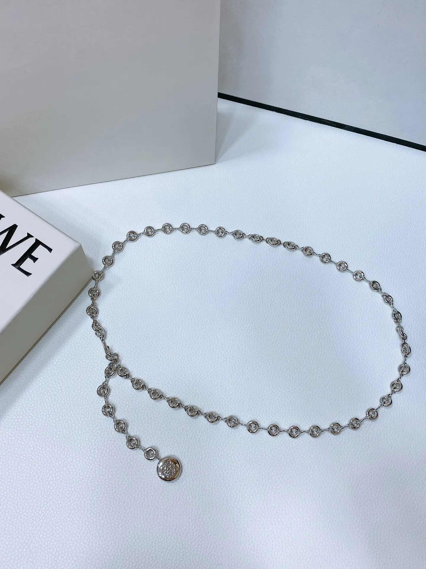 💰460💰Full package💰 💍Purchasing-grade Loewe Brass Donut Chain Belt Adjustable gold-finished brass donut chain belt, decorated with iconic Anagram pebble pattern decoration. 100cm total length