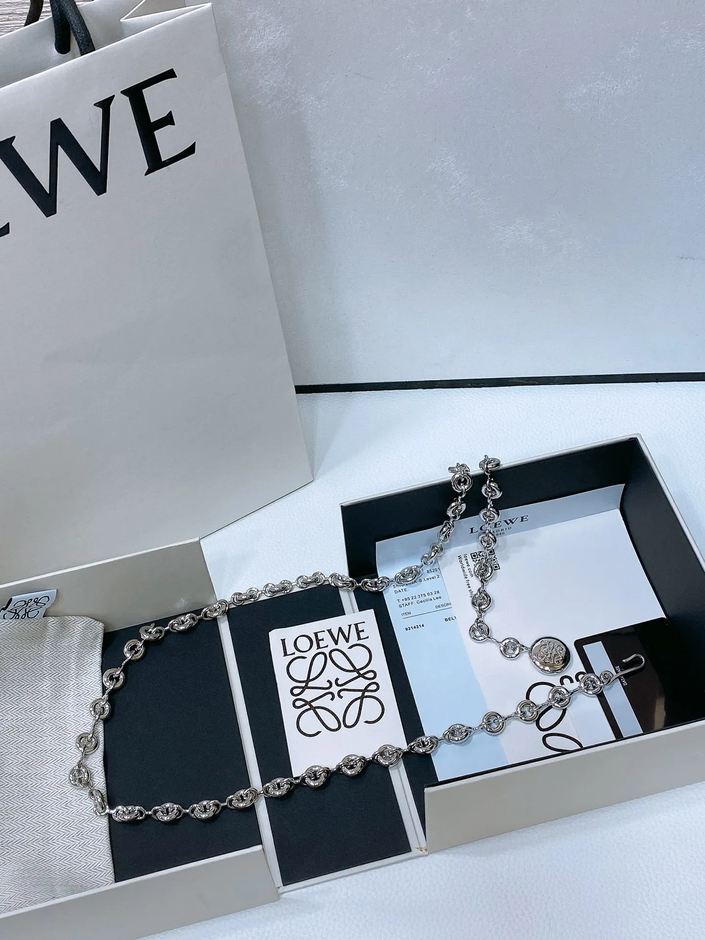 💰460💰Full package💰 💍Purchasing-grade Loewe Brass Donut Chain Belt Adjustable gold-finished brass donut chain belt, decorated with iconic Anagram pebble pattern decoration. 100cm total length