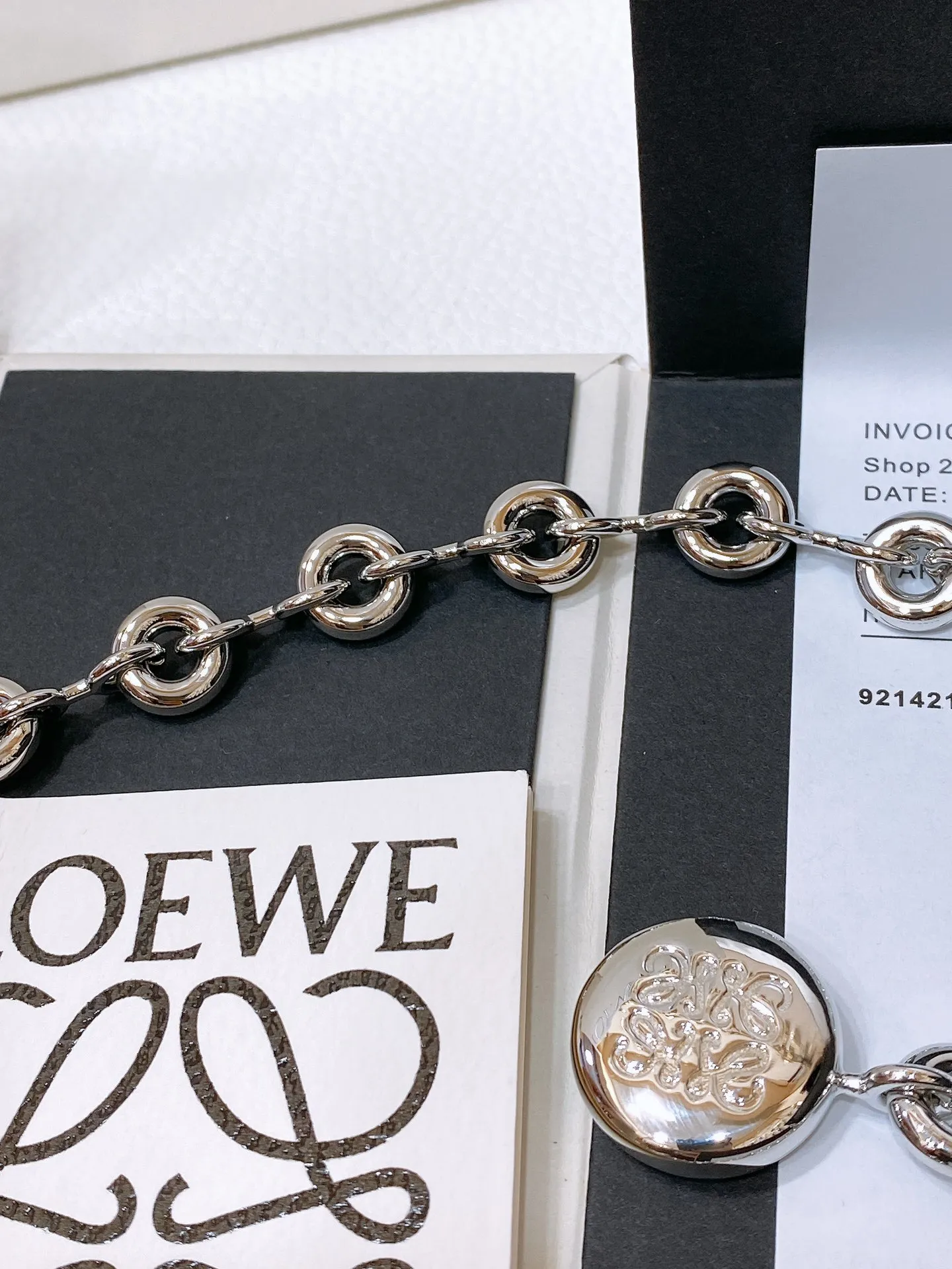 💰460💰Full package💰 💍Purchasing-grade Loewe Brass Donut Chain Belt Adjustable gold-finished brass donut chain belt, decorated with iconic Anagram pebble pattern decoration. 100cm total length