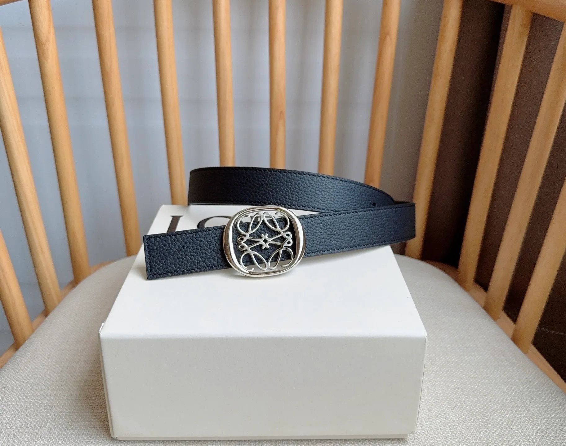 💰440💰Full package💰 💍Purchasing-grade LOEWE counter’s latest belt of the same style [Celebration][Celebration] The belt is made of soft grained cow leather and smooth cow leather. Equipped with LOEWE Anagram pin buckle. Excellent craftsmanship. Personalized shape. Exquisite material. Width: 2.8cm.