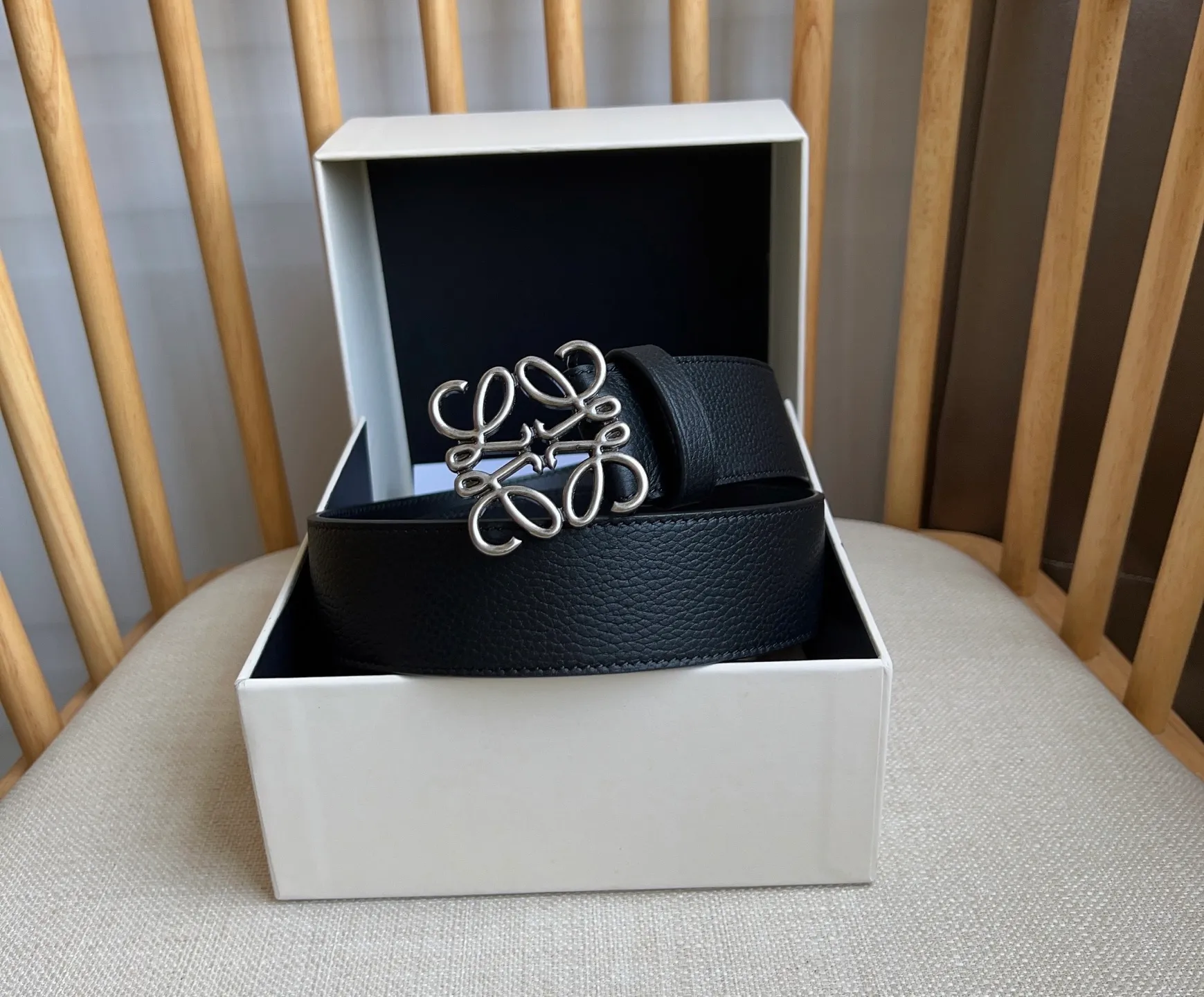 💰480💰Full package💰 💍Purchasing-grade LOEWE counter's latest belt of the same style [Celebration][Celebration] Made of smooth cow leather belt, equipped with LOEWE Anagram pin buckle five-hole adjustment, excellent craftsmanship, personalized shape, exquisite material, width: 4.0cm