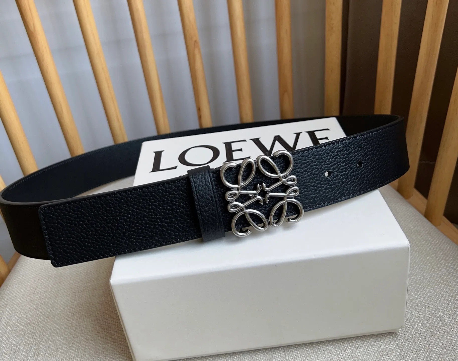 💰480💰Full package💰 💍Purchasing-grade LOEWE counter's latest belt of the same style [Celebration][Celebration] Made of smooth cow leather belt, equipped with LOEWE Anagram pin buckle five-hole adjustment, excellent craftsmanship, personalized shape, exquisite material, width: 4.0cm