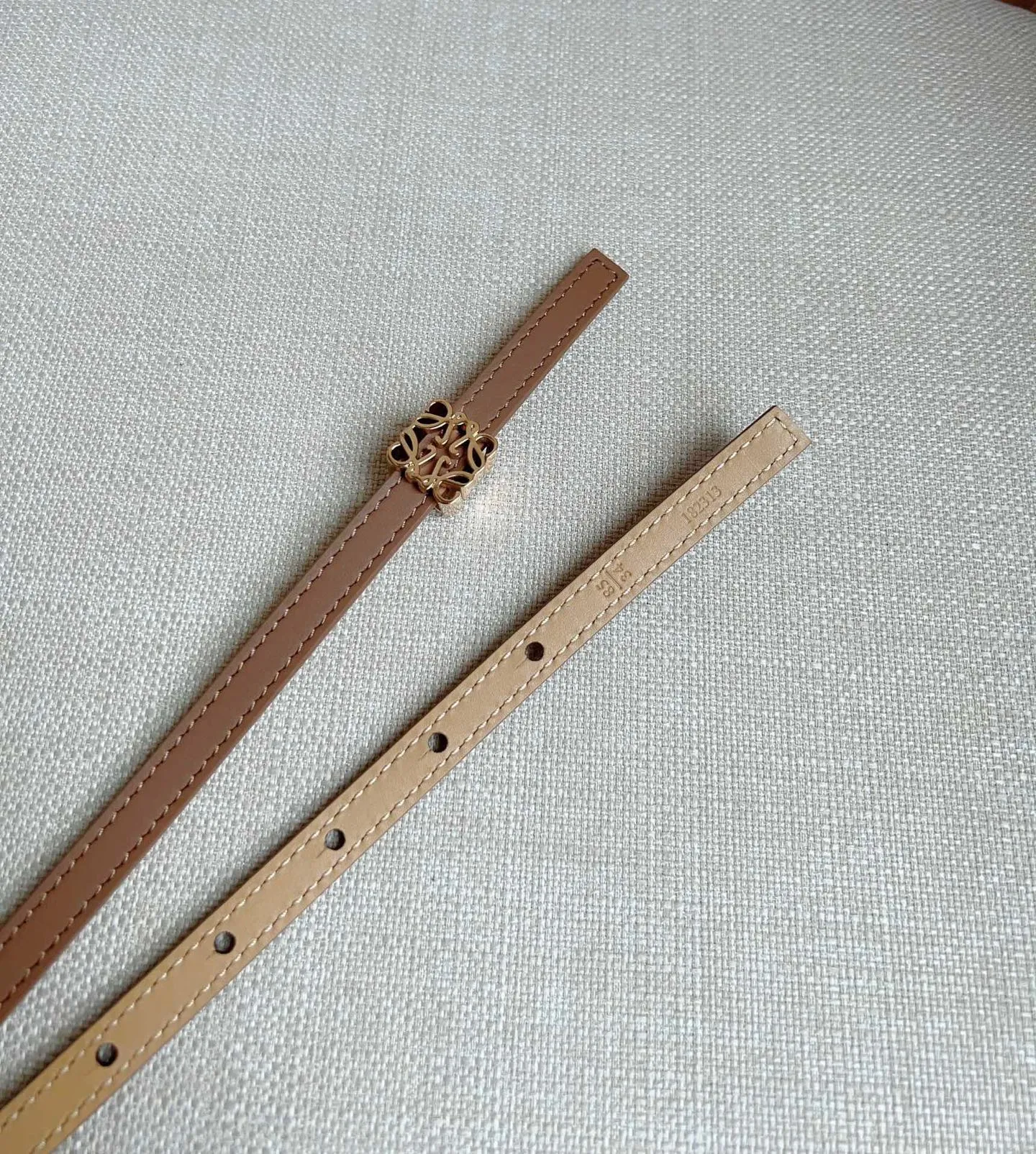 💰440💰Complete package💰 💍Purchasing-grade LOEWE counter's latest belt of the same style [Celebration][Celebration] Made of smooth cow leather double-sided belt, bright Anagram cube pin buckle, five-hole adjustment, excellent craftsmanship, personalized shape, exquisite material, width: 1.0cm