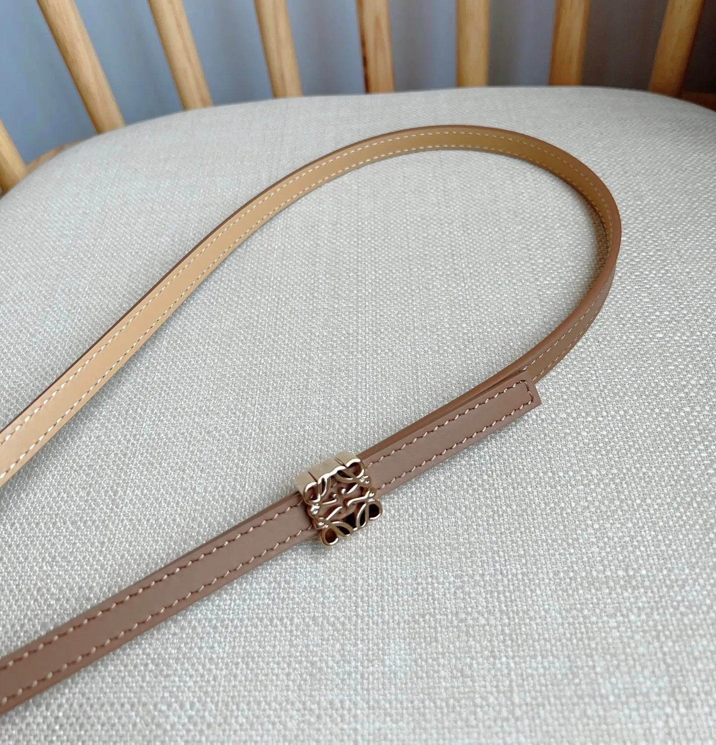 💰440💰Complete package💰 💍Purchasing-grade LOEWE counter's latest belt of the same style [Celebration][Celebration] Made of smooth cow leather double-sided belt, bright Anagram cube pin buckle, five-hole adjustment, excellent craftsmanship, personalized shape, exquisite material, width: 1.0cm