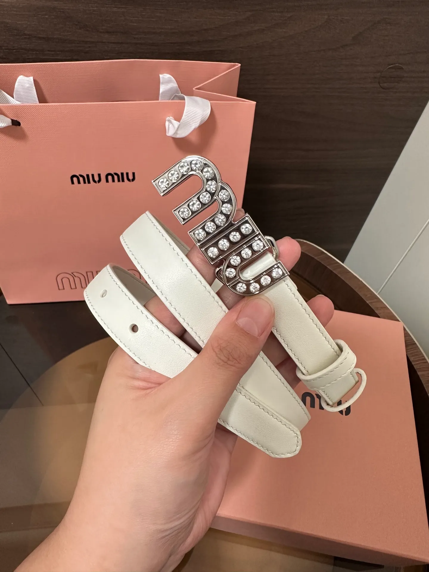 💰460💰Full package💰 💍Purchase level Miumiu⚡️🌹This leather belt is ideal for enhancing your chic style. The eye-catching iconic logo embellishes the buckle to create exquisite contrasting colors and texture effects. Width 2.0cm