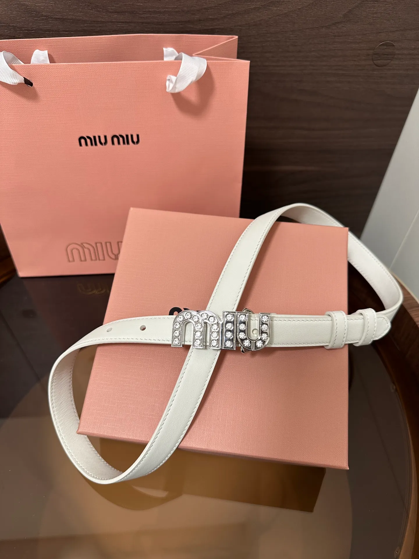 💰460💰Full package💰 💍Purchase level Miumiu⚡️🌹This leather belt is ideal for enhancing your chic style. The eye-catching iconic logo embellishes the buckle to create exquisite contrasting colors and texture effects. Width 2.0cm