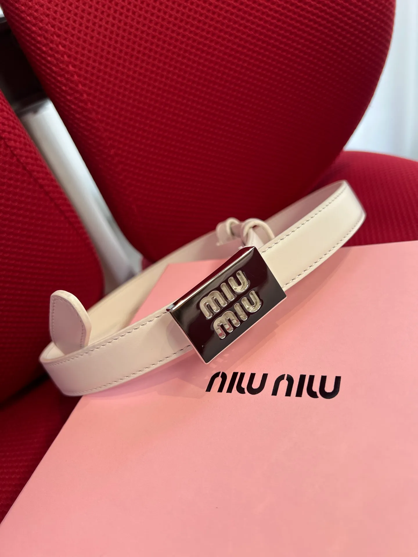💰440💰Full package💰 💍Purchase level New model from Miumiu miumiu counter⚡️🌹This leather belt is ideal for enhancing your chic style. The eye-catching signature logo adorns the buckle, creating a sophisticated contrasting color and texture effect⚡️🌹Metal logo buckle Buckle with eye-catching logo⚡️🌹Height: 2cm