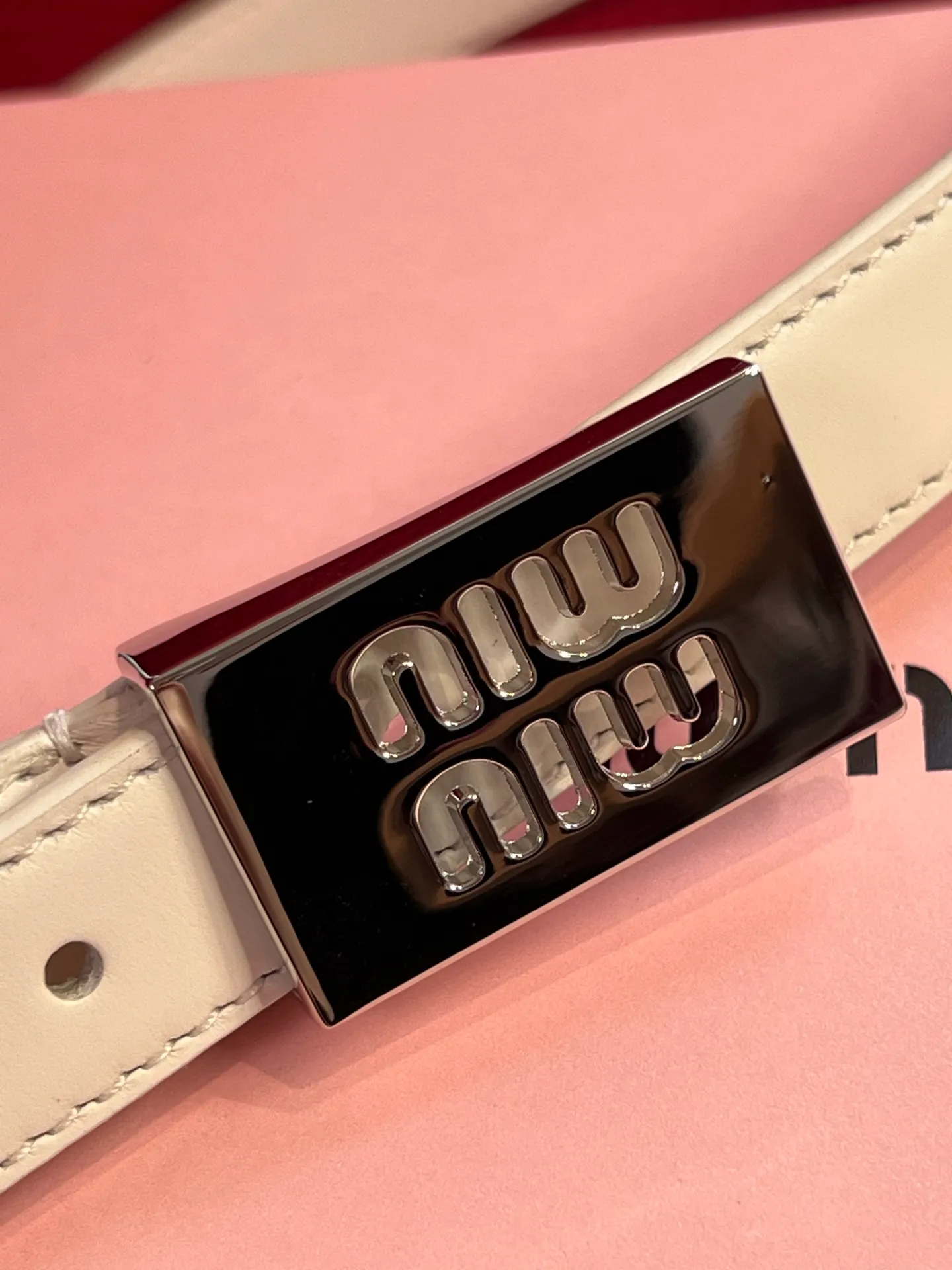 💰440💰Full package💰 💍Purchase level New model from Miumiu miumiu counter⚡️🌹This leather belt is ideal for enhancing your chic style. The eye-catching signature logo adorns the buckle, creating a sophisticated contrasting color and texture effect⚡️🌹Metal logo buckle Buckle with eye-catching logo⚡️🌹Height: 2cm
