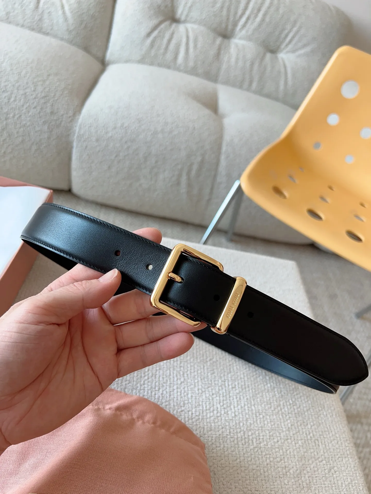 💰480💰Full package💰 💍Purchase level Miu Miu This leather belt has a simple yet elegant design, with the Miu Miu logo on the belt loop. Combining metallic details and signature elements, the Miu Miu belt's refined materials are highlighted. Versatile, practical, casual and elegant, it can be easily styled no matter what style it is! Belt wide width: 35mm