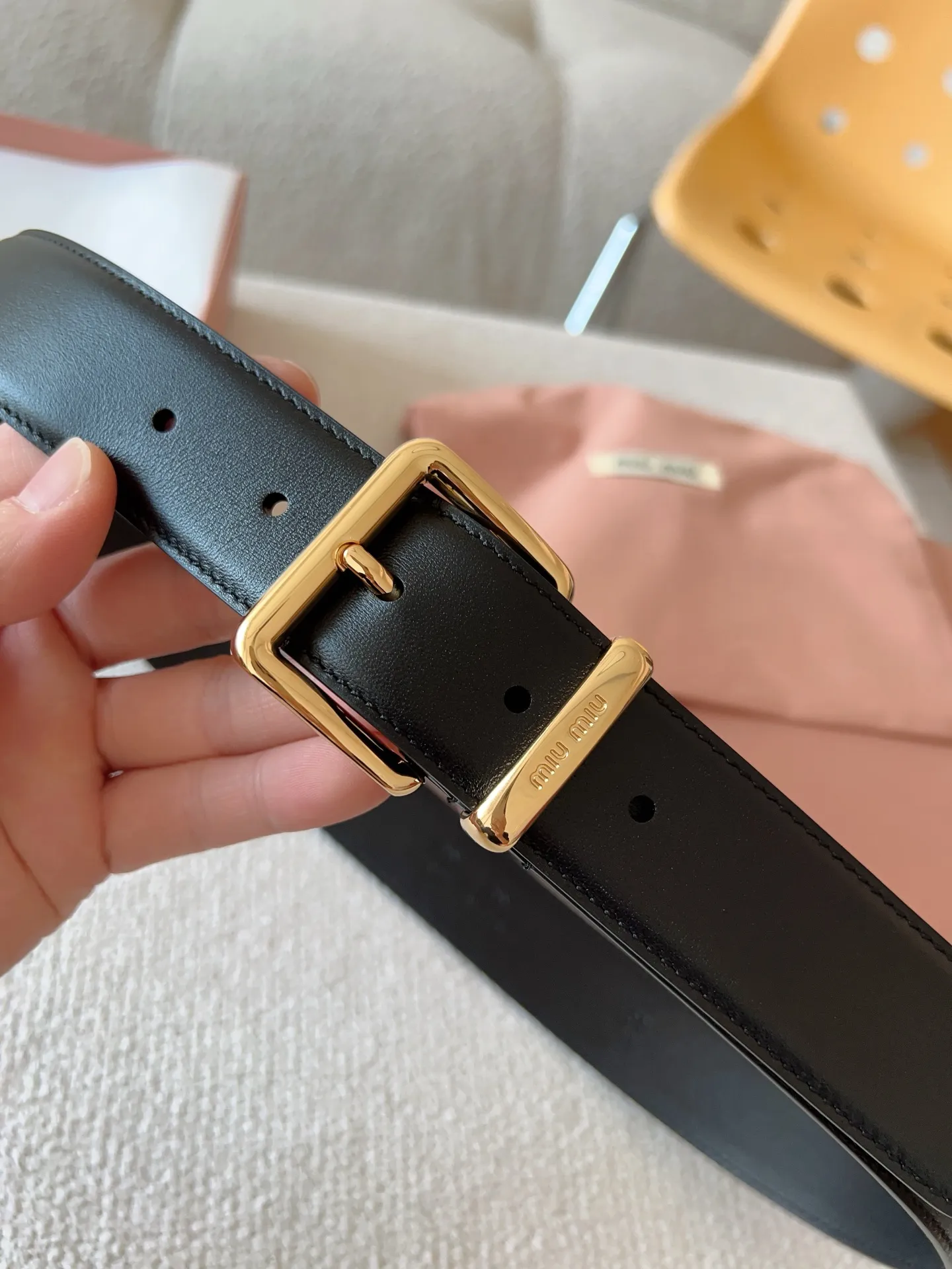 💰480💰Full package💰 💍Purchase level Miu Miu This leather belt has a simple yet elegant design, with the Miu Miu logo on the belt loop. Combining metallic details and signature elements, the Miu Miu belt's refined materials are highlighted. Versatile, practical, casual and elegant, it can be easily styled no matter what style it is! Belt wide width: 35mm