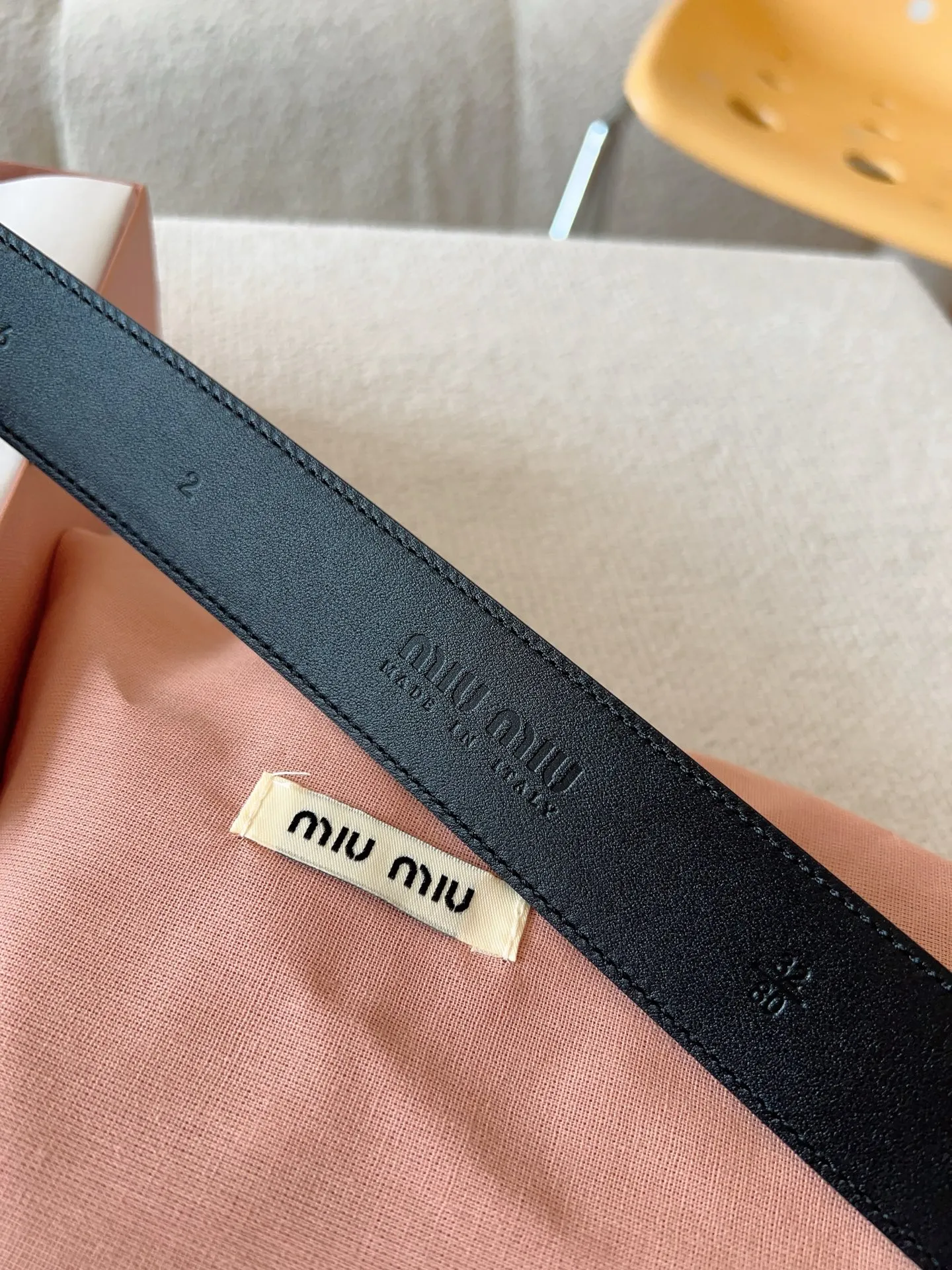 💰480💰Full package💰 💍Purchase level Miu Miu This leather belt has a simple yet elegant design, with the Miu Miu logo on the belt loop. Combining metallic details and signature elements, the Miu Miu belt's refined materials are highlighted. Versatile, practical, casual and elegant, it can be easily styled no matter what style it is! Belt wide width: 35mm