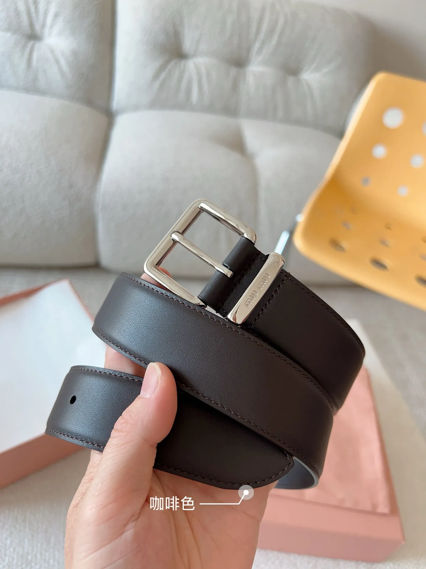 💰480💰Full package💰 💍Purchase level Miu Miu This leather belt has a simple yet elegant design, with the Miu Miu logo on the belt loop. Combining metallic details and signature elements, the Miu Miu belt's refined materials are highlighted. Versatile, practical, casual and elegant, it can be easily styled no matter what style it is! Belt wide width: 35mm