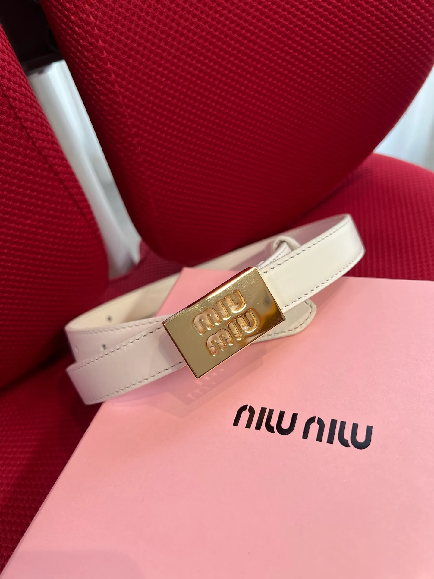 💰440💰Full package💰 💍Purchase level New model from Miumiu miumiu counter⚡️🌹This leather belt is ideal for enhancing your chic style. The eye-catching signature logo adorns the buckle, creating a sophisticated contrasting color and texture effect⚡️🌹Metal logo buckle Buckle with eye-catching logo⚡️🌹Height: 2cm