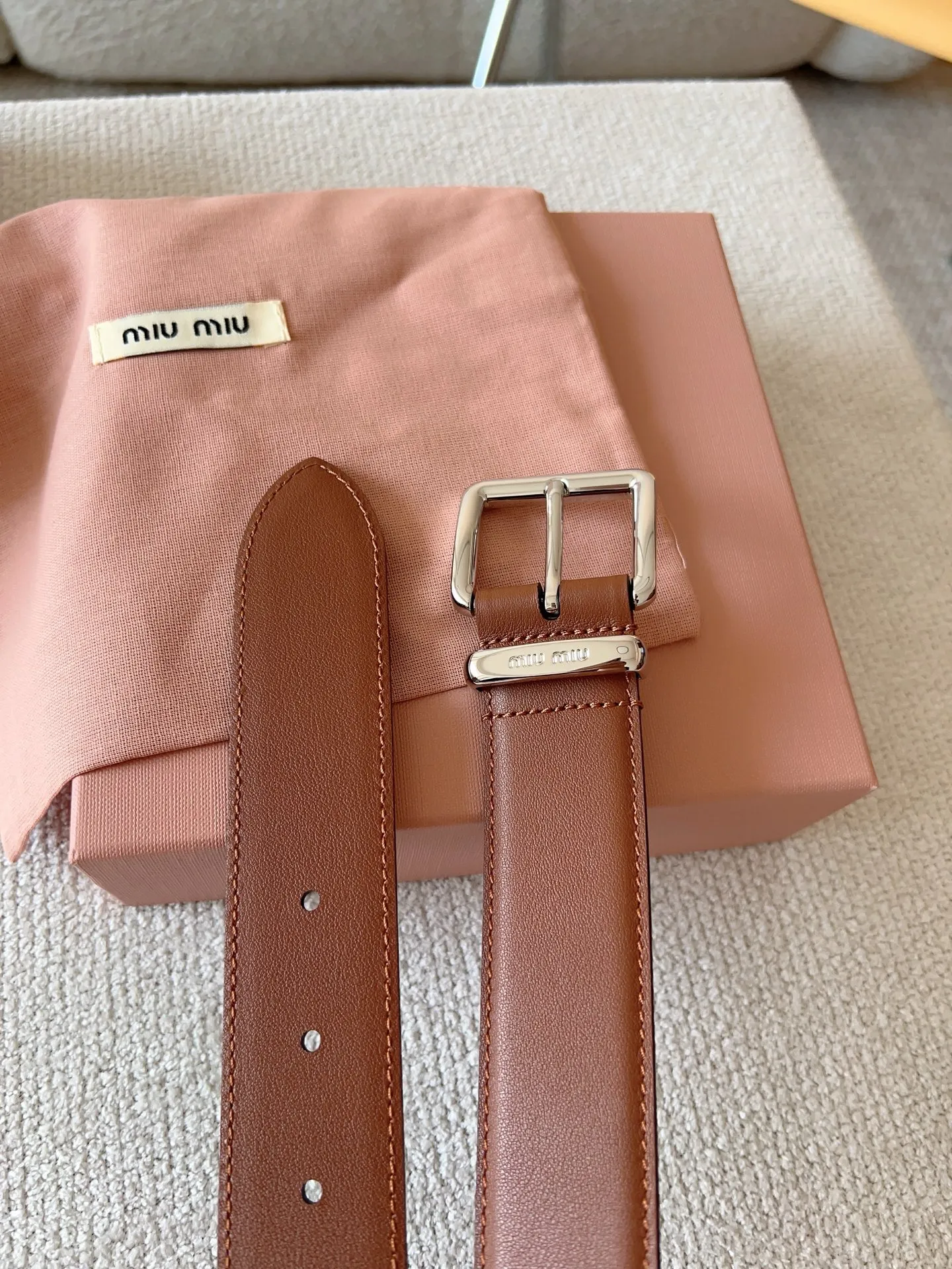 💰480💰Full package💰 💍Purchase level Miu Miu This leather belt has a simple yet elegant design, with the Miu Miu logo on the belt loop. Combining metallic details and signature elements, the Miu Miu belt's refined materials are highlighted. Versatile, practical, casual and elegant, it can be easily styled no matter what style it is! Belt wide width: 35mm