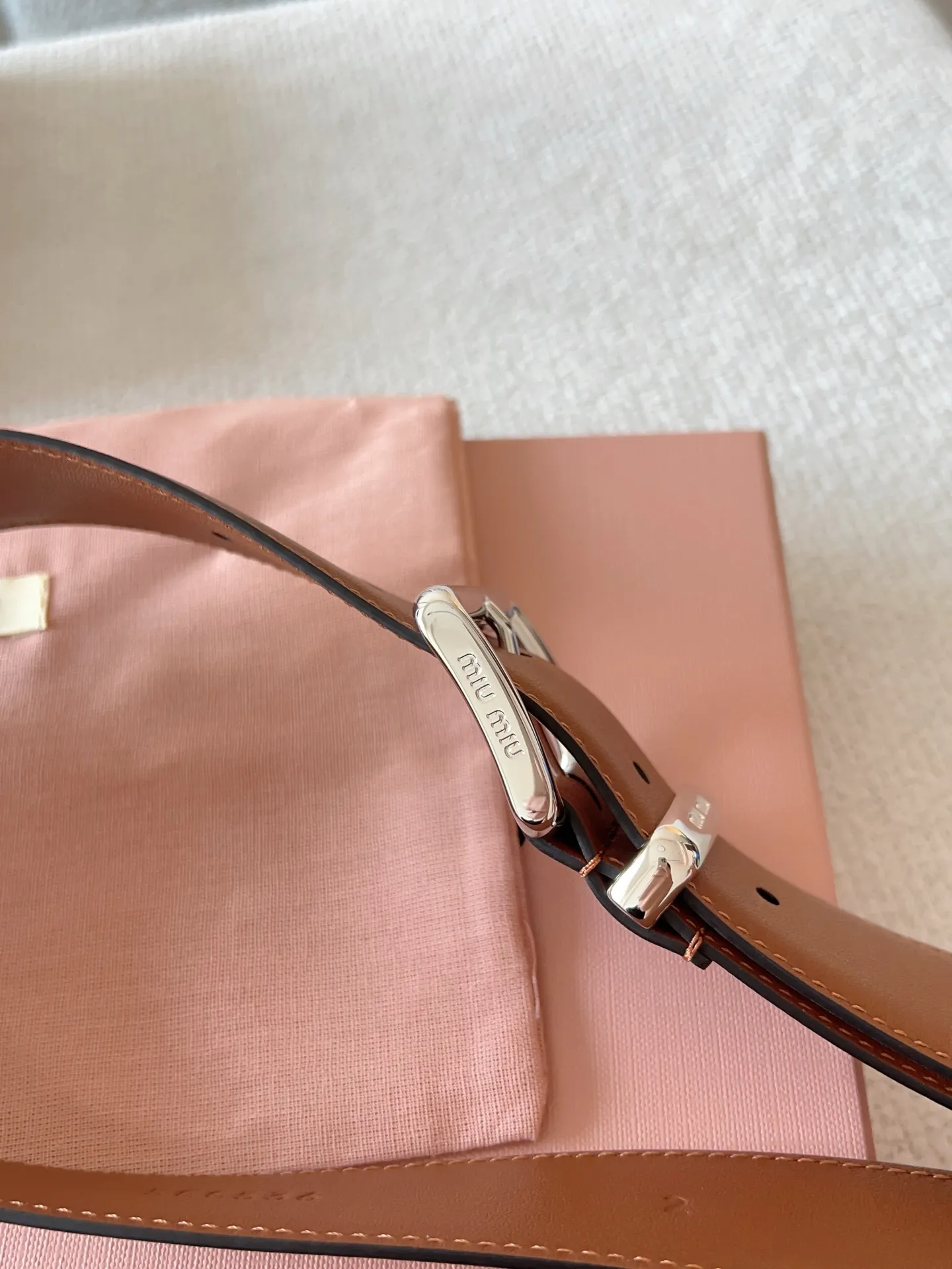 💰480💰Full package💰 💍Purchase level Miu Miu This leather belt has a simple yet elegant design, with the Miu Miu logo on the belt loop. Combining metallic details and signature elements, the Miu Miu belt's refined materials are highlighted. Versatile, practical, casual and elegant, it can be easily styled no matter what style it is! Belt wide width: 35mm