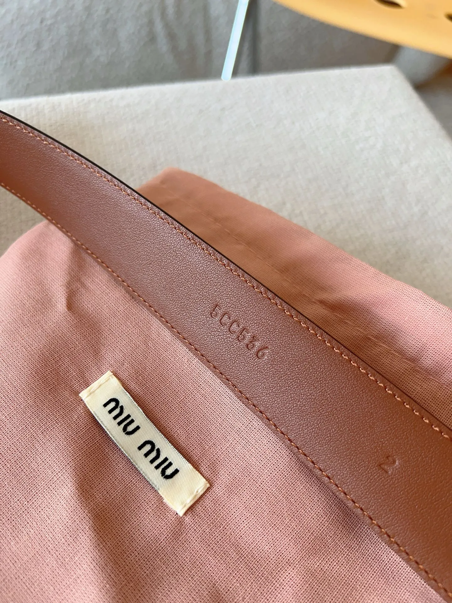 💰480💰Full package💰 💍Purchase level Miu Miu This leather belt has a simple yet elegant design, with the Miu Miu logo on the belt loop. Combining metallic details and signature elements, the Miu Miu belt's refined materials are highlighted. Versatile, practical, casual and elegant, it can be easily styled no matter what style it is! Belt wide width: 35mm