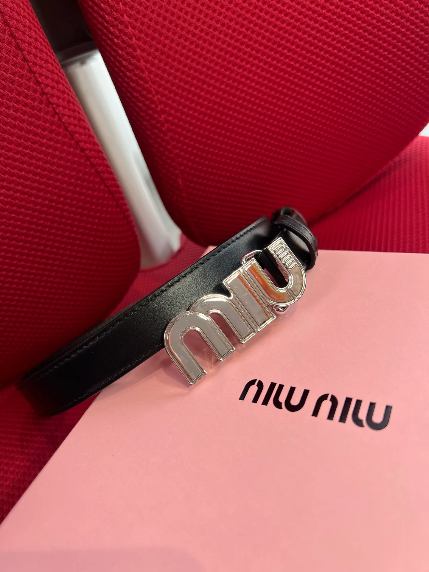 💰460💰Full package💰 💍Purchase level New model from Miumiu miumiu counter⚡️🌹This leather belt is ideal for enhancing your chic style. The eye-catching signature logo adorns the buckle, creating a sophisticated contrasting color and texture effect⚡️🌹Metal logo buckle Buckle with eye-catching logo⚡️🌹Height: 2cm