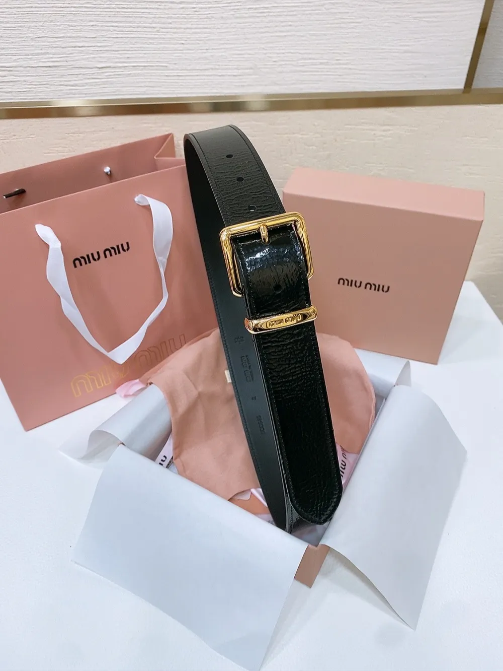 💰440💰Full package💰 💍Purchase level New model from Miumiu miumiu counter⚡️ This leather belt is ideal to enhance your chic style⚡️Eye-catching engraved hardware logo with square pin buckle, soft and delicate calfskin to the touch. Very fashionable and versatile⚡️Width: 3.4cm