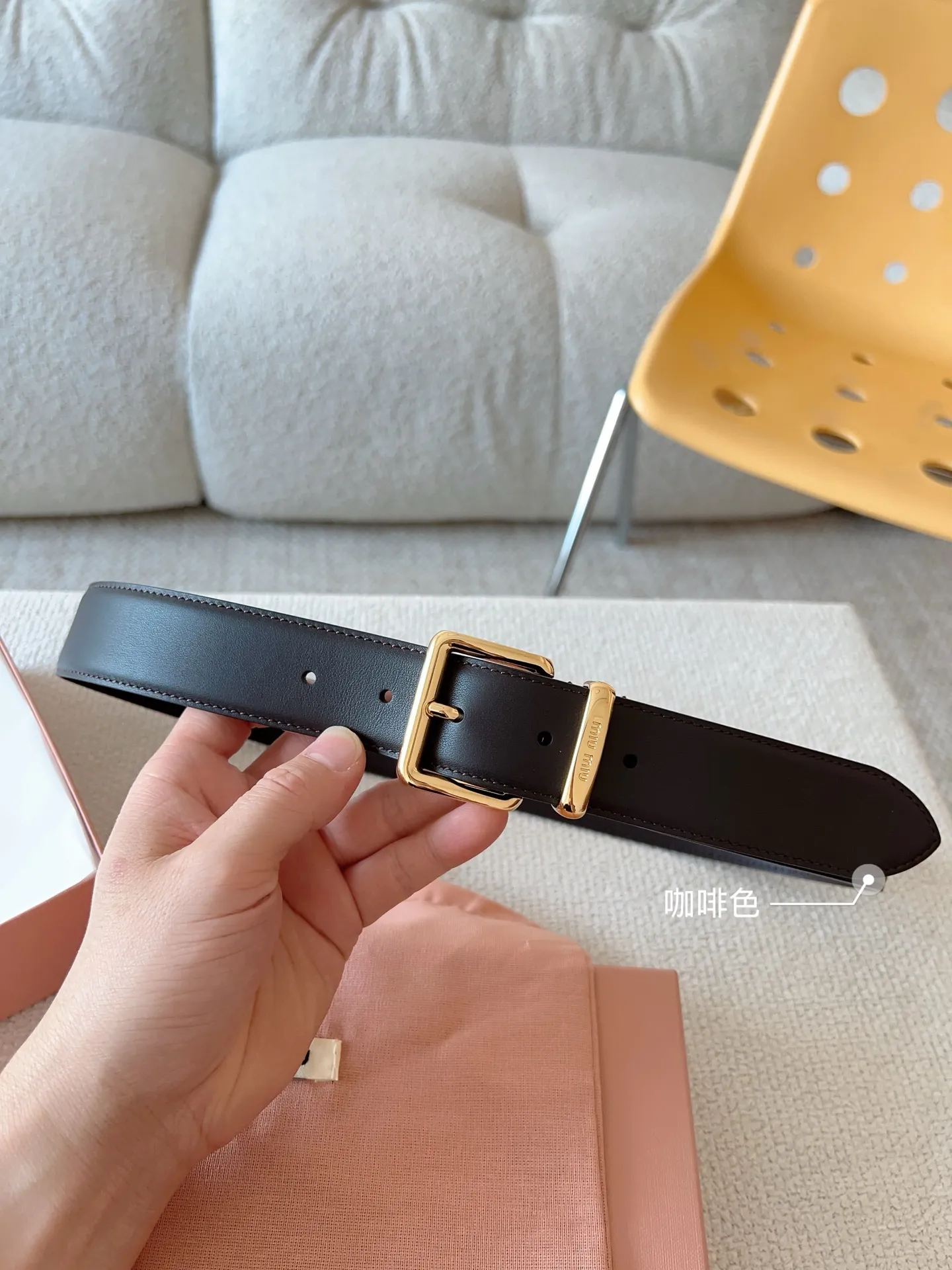 💰480💰Full package💰 💍Purchase level Miu Miu This leather belt has a simple yet elegant design, with the Miu Miu logo on the belt loop. Combining metallic details and signature elements, the Miu Miu belt's refined materials are highlighted. Versatile, practical, casual and elegant, it can be easily styled no matter what style it is! Belt wide width: 35mm