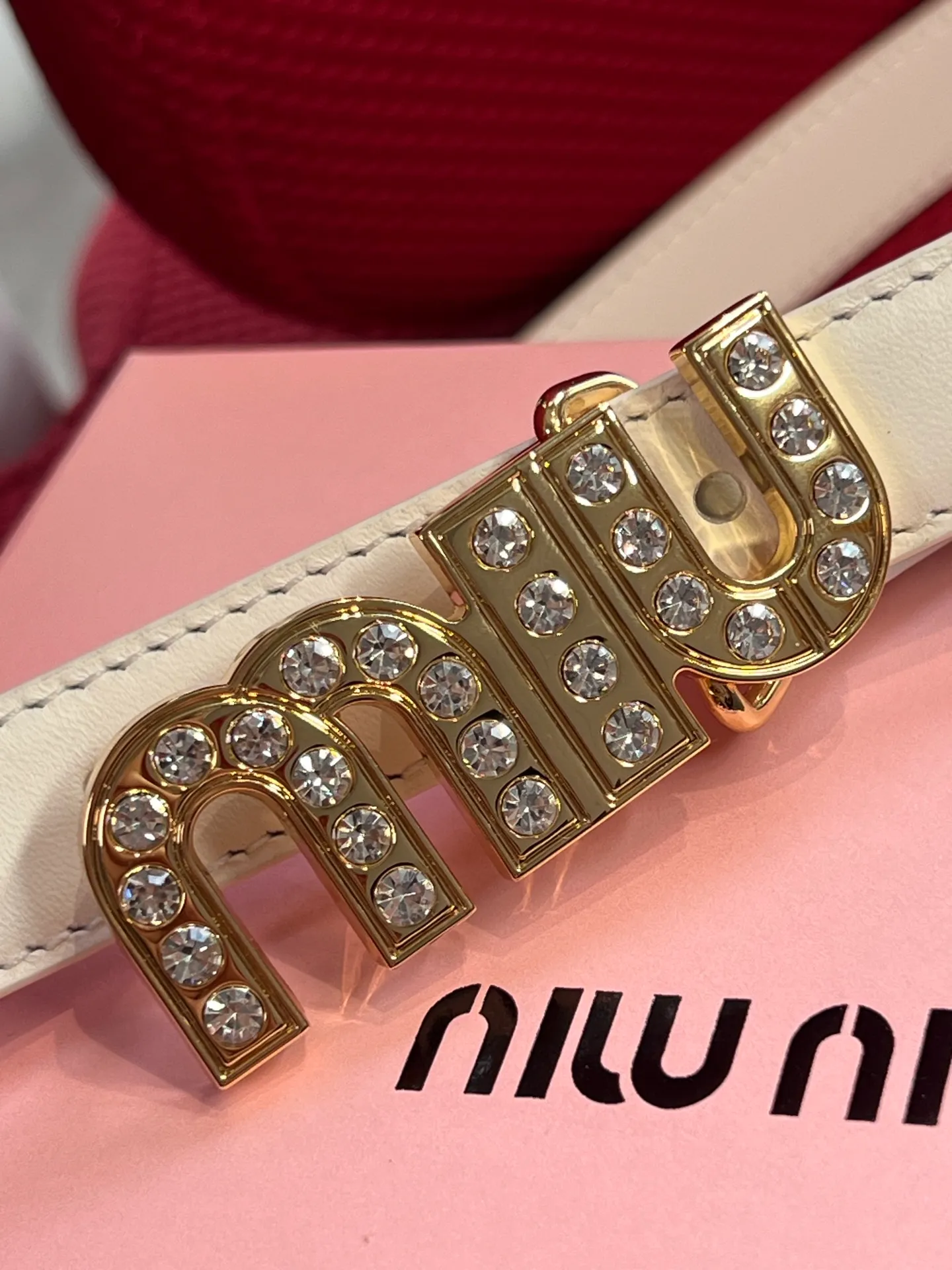 💰460💰Full package💰 💍Purchase level New model from Miumiu miumiu counter⚡️🌹This leather belt is ideal for enhancing your chic style. The eye-catching signature logo adorns the buckle, creating a sophisticated contrasting color and texture effect⚡️🌹Metal logo buckle Buckle with eye-catching logo⚡️🌹Height: 2cm