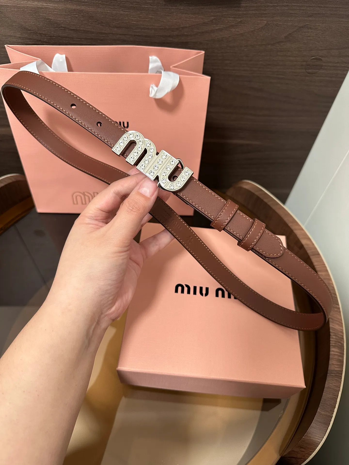 💰460💰Full package💰 💍Purchase level Miumiu⚡️🌹This leather belt is ideal for enhancing your chic style. The eye-catching iconic logo embellishes the buckle to create exquisite contrasting colors and texture effects. Width 2.0cm