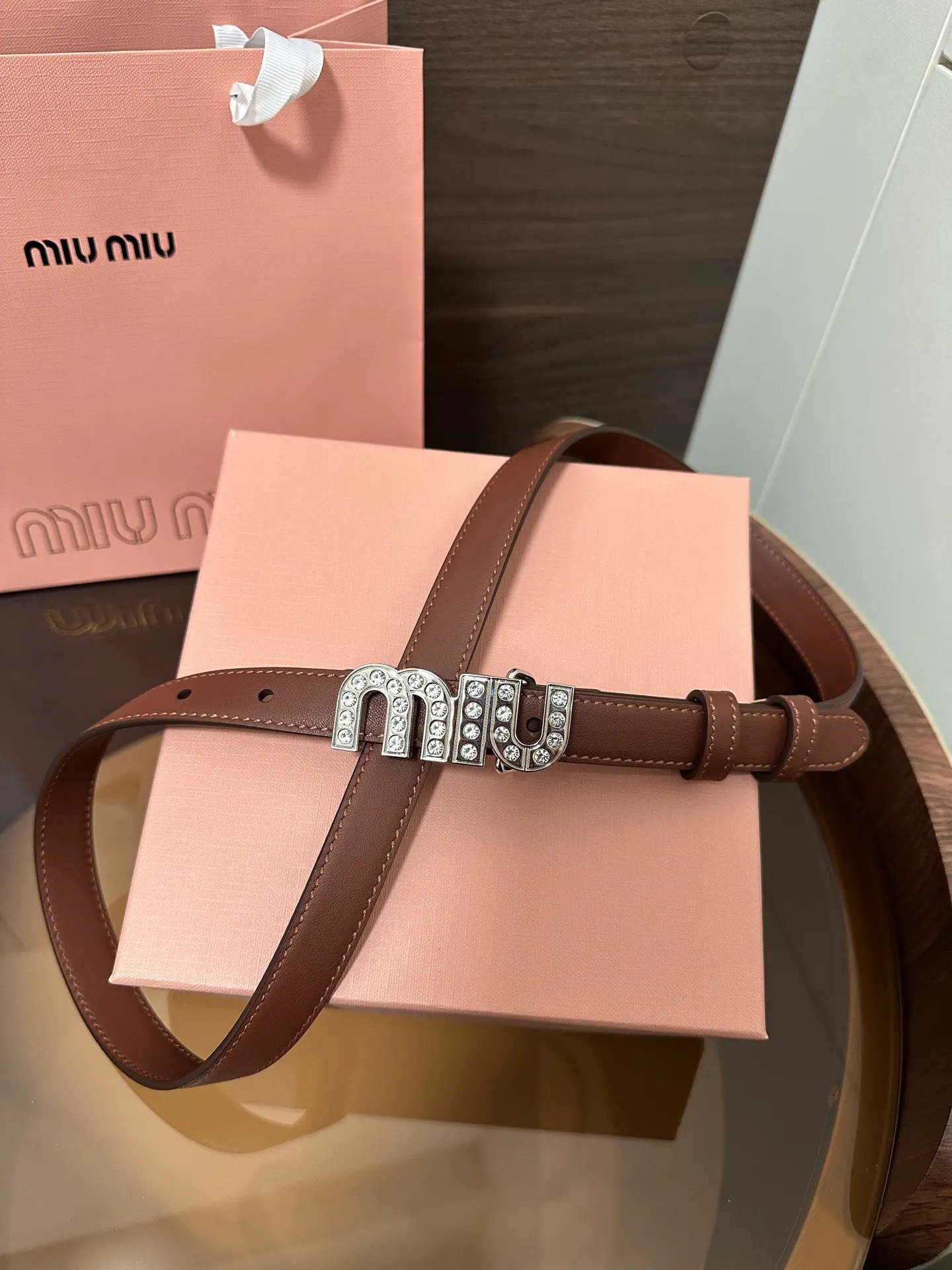 💰460💰Full package💰 💍Purchase level Miumiu⚡️🌹This leather belt is ideal for enhancing your chic style. The eye-catching iconic logo embellishes the buckle to create exquisite contrasting colors and texture effects. Width 2.0cm