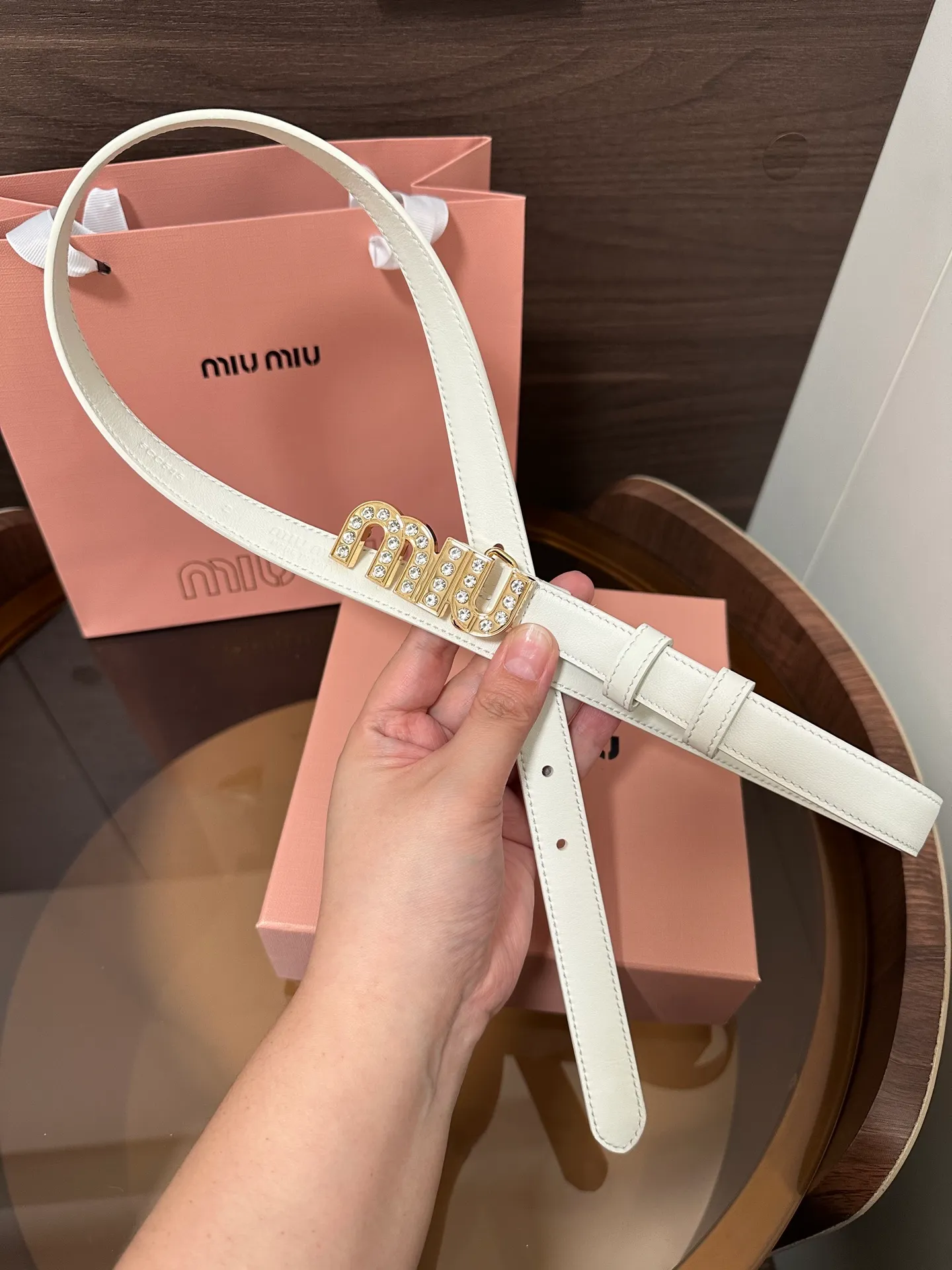 💰460💰Full package💰 💍Purchase level Miumiu⚡️🌹This leather belt is ideal for enhancing your chic style. The eye-catching iconic logo embellishes the buckle to create exquisite contrasting colors and texture effects. Width 2.0cm