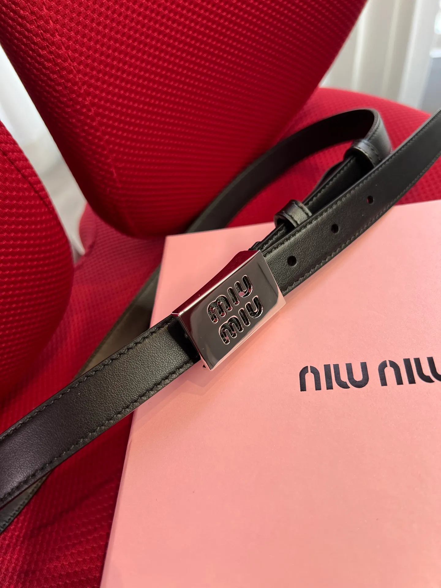 💰440💰Full package💰 💍Purchase level New model from Miumiu miumiu counter⚡️🌹This leather belt is ideal for enhancing your chic style. The eye-catching signature logo adorns the buckle, creating a sophisticated contrasting color and texture effect⚡️🌹Metal logo buckle Buckle with eye-catching logo⚡️🌹Height: 2cm