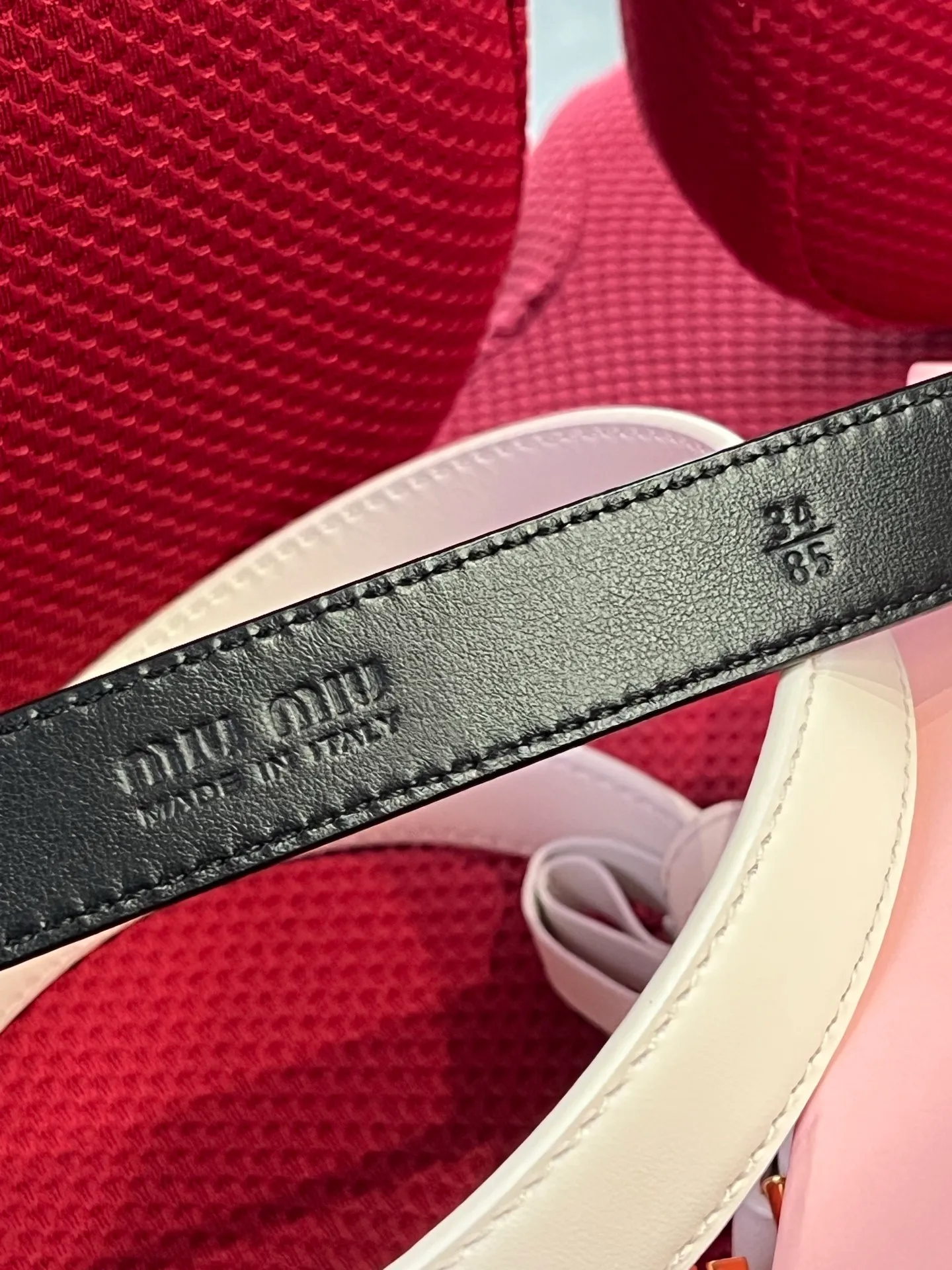 💰440💰Full package💰 💍Purchase level New model from Miumiu miumiu counter⚡️🌹This leather belt is ideal for enhancing your chic style. The eye-catching signature logo adorns the buckle, creating a sophisticated contrasting color and texture effect⚡️🌹Metal logo buckle Buckle with eye-catching logo⚡️🌹Height: 2cm