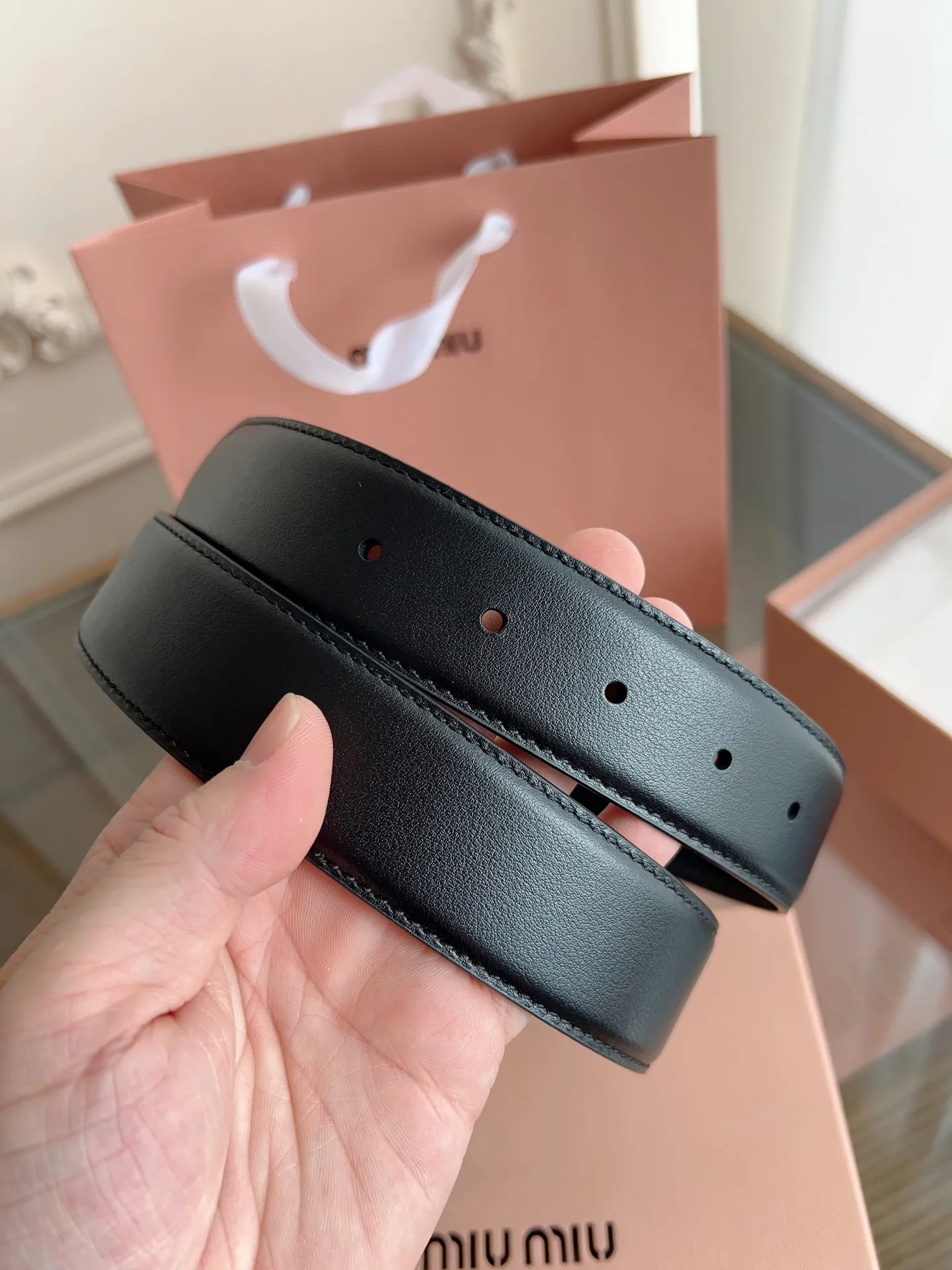 💰460💰Full package💰 💍Purchase level MiuMiu⚡️🌹Width 3.5cm No. 5CC536⚡️🌹Double-sided first-layer calfskin material, soft and comfortable leather⚡️🌹Original steel stamped logo on the back. Fine workmanship, with pure copper buckle (bronze, gold, silver)