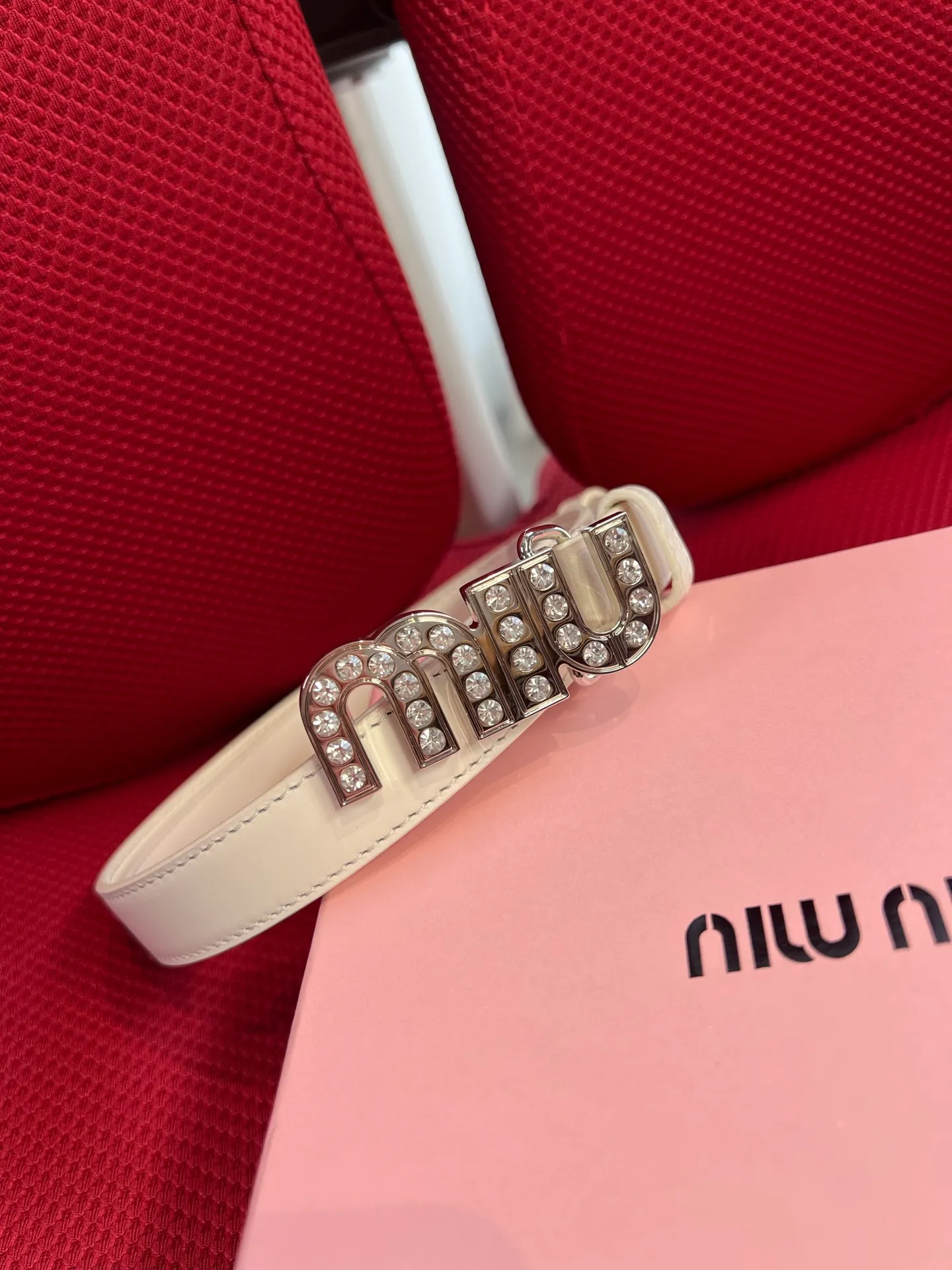 💰460💰Full package💰 💍Purchase level New model from Miumiu miumiu counter⚡️🌹This leather belt is ideal for enhancing your chic style. The eye-catching signature logo adorns the buckle, creating a sophisticated contrasting color and texture effect⚡️🌹Metal logo buckle Buckle with eye-catching logo⚡️🌹Height: 2cm