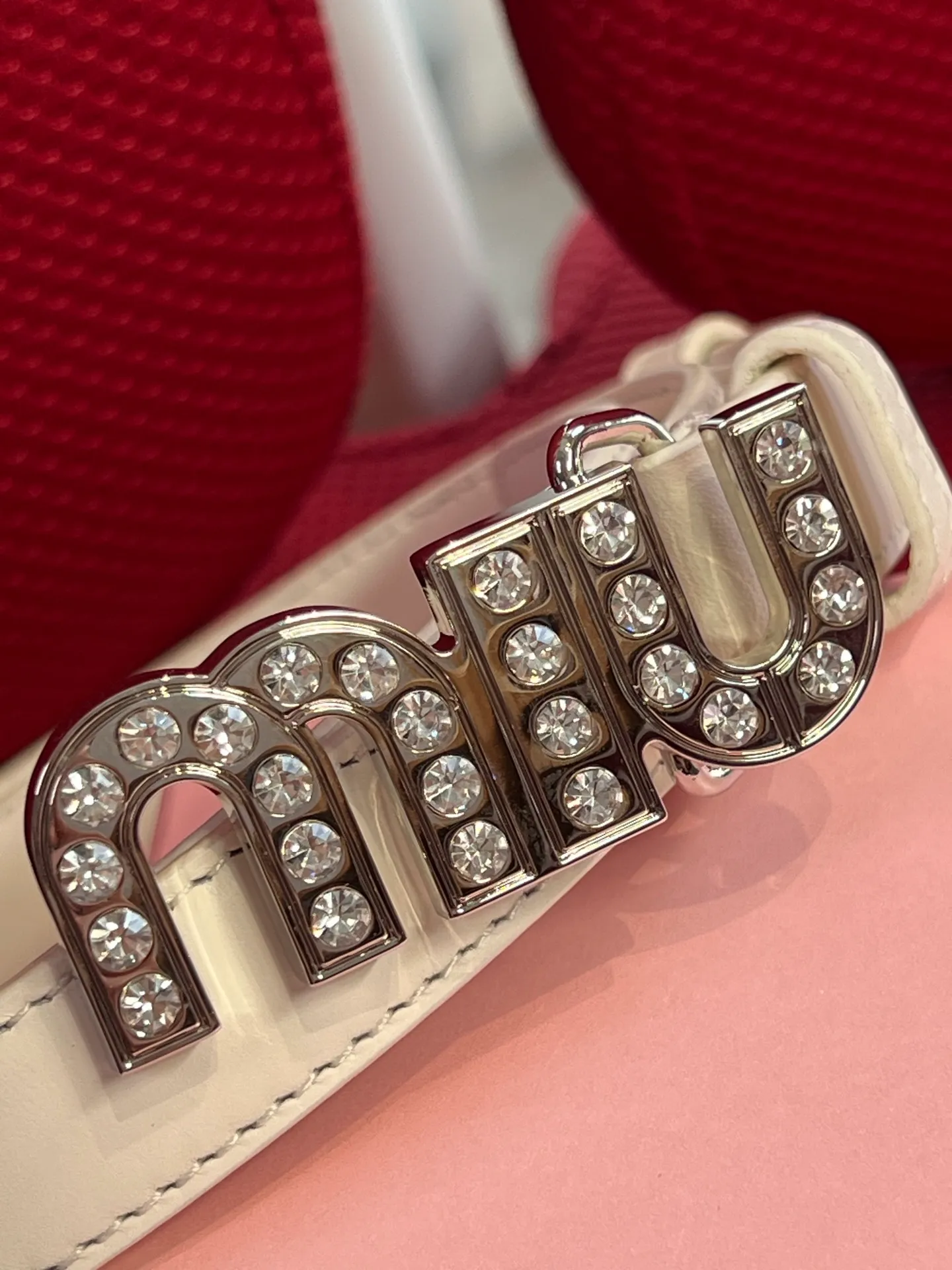 💰460💰Full package💰 💍Purchase level New model from Miumiu miumiu counter⚡️🌹This leather belt is ideal for enhancing your chic style. The eye-catching signature logo adorns the buckle, creating a sophisticated contrasting color and texture effect⚡️🌹Metal logo buckle Buckle with eye-catching logo⚡️🌹Height: 2cm