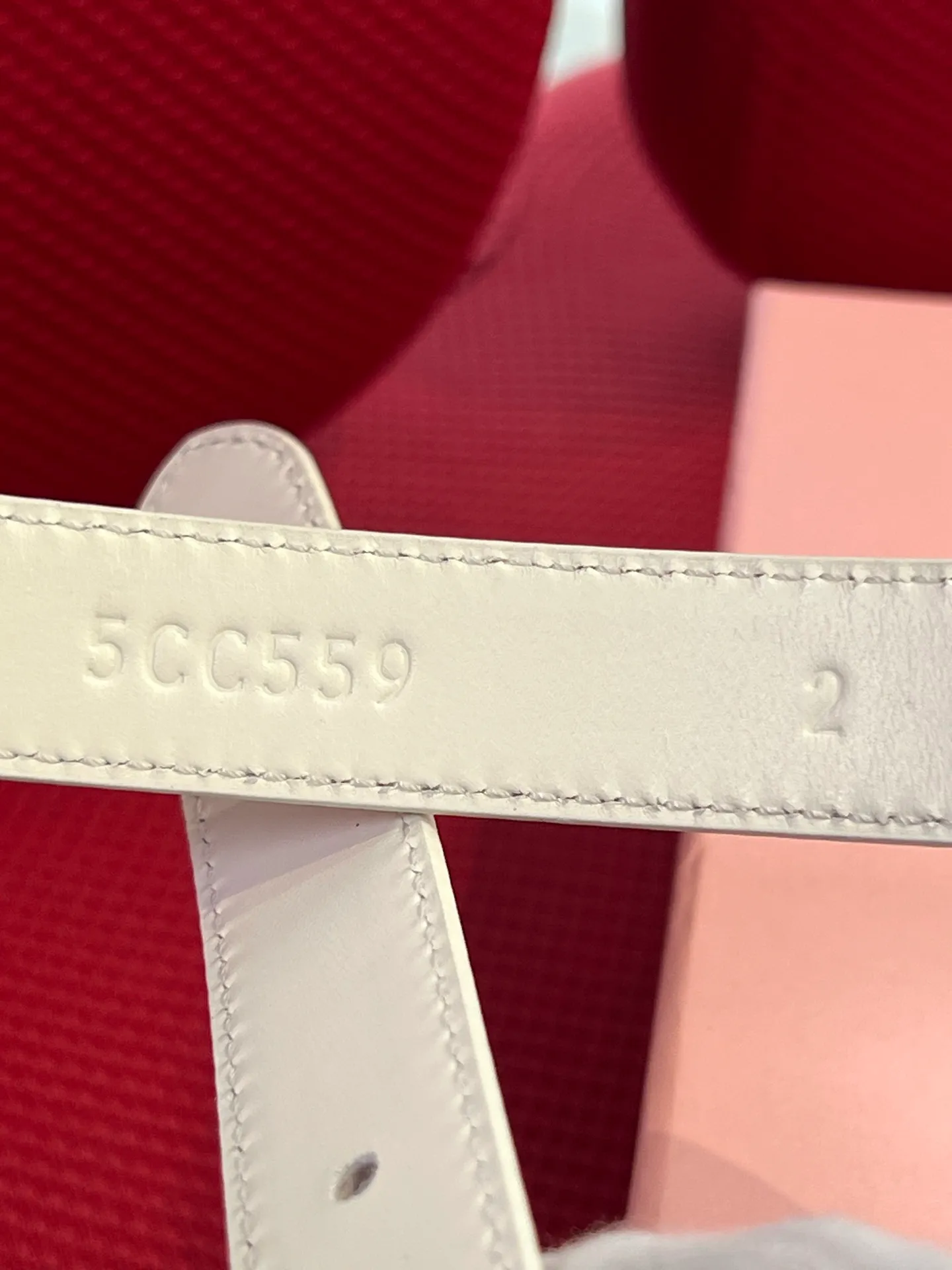 💰460💰Full package💰 💍Purchase level New model from Miumiu miumiu counter⚡️🌹This leather belt is ideal for enhancing your chic style. The eye-catching signature logo adorns the buckle, creating a sophisticated contrasting color and texture effect⚡️🌹Metal logo buckle Buckle with eye-catching logo⚡️🌹Height: 2cm